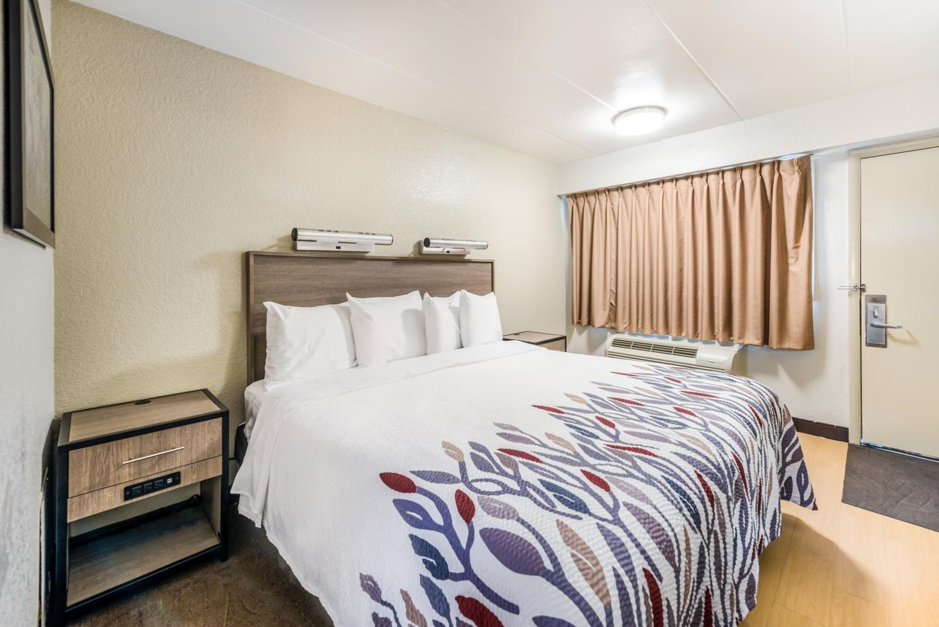 Deluxe King Room Smoke Free - Photo 6