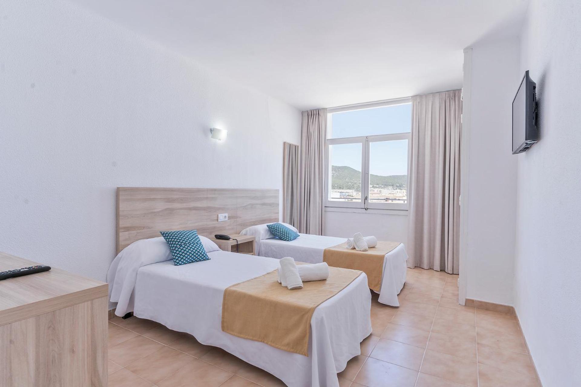 Twin Room - Photo 2