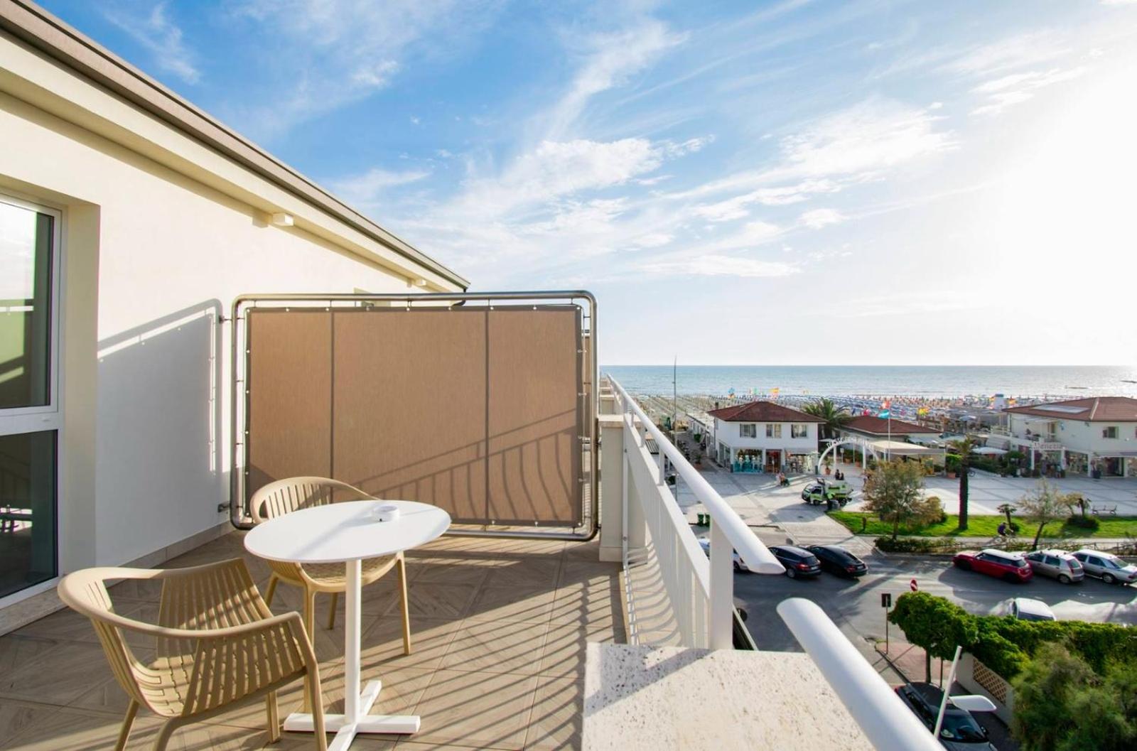 Deluxe Double Room with Balcony and Sea View - Photo 4