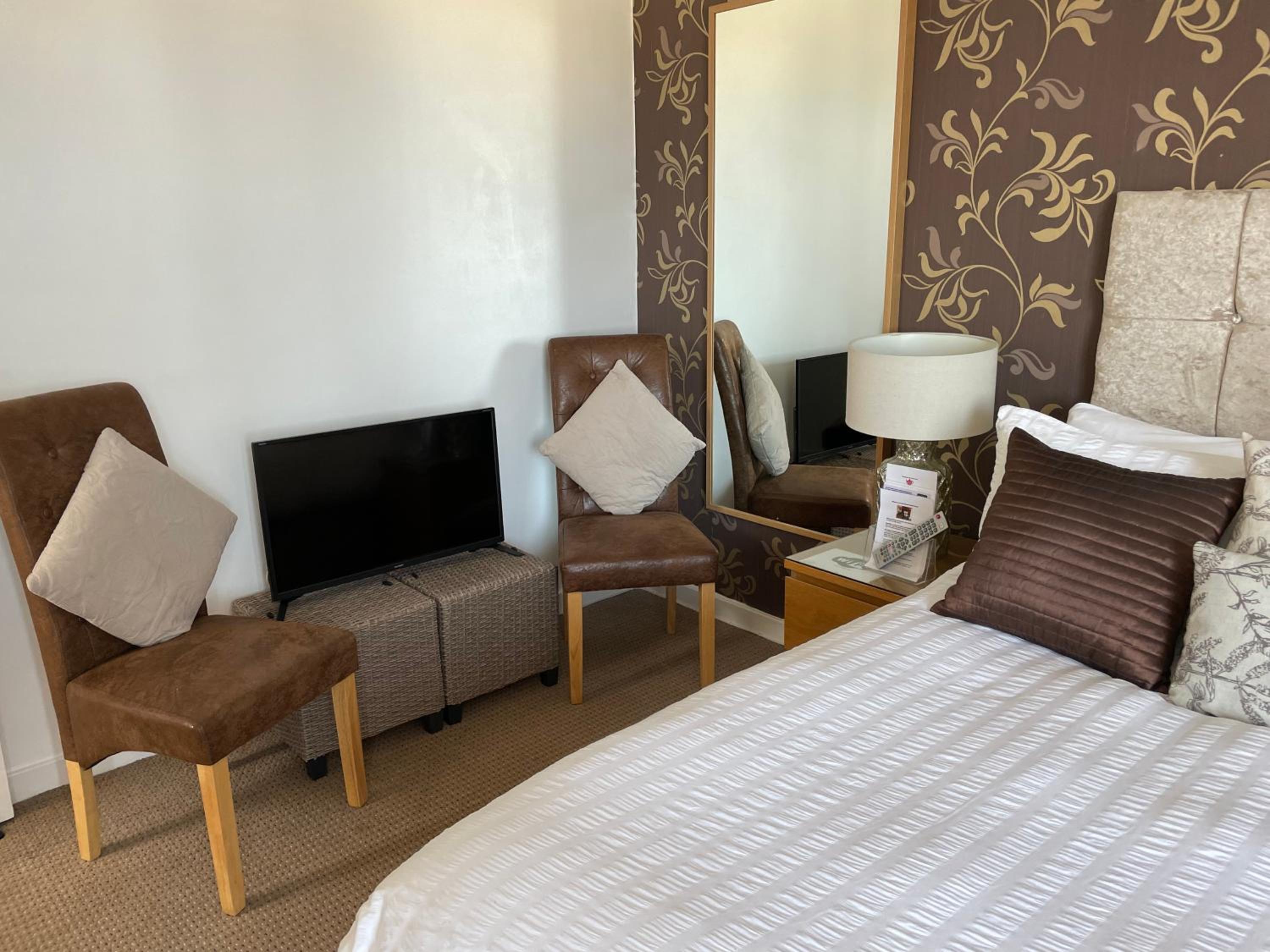 Two-Bedroom Suite - Photo 3