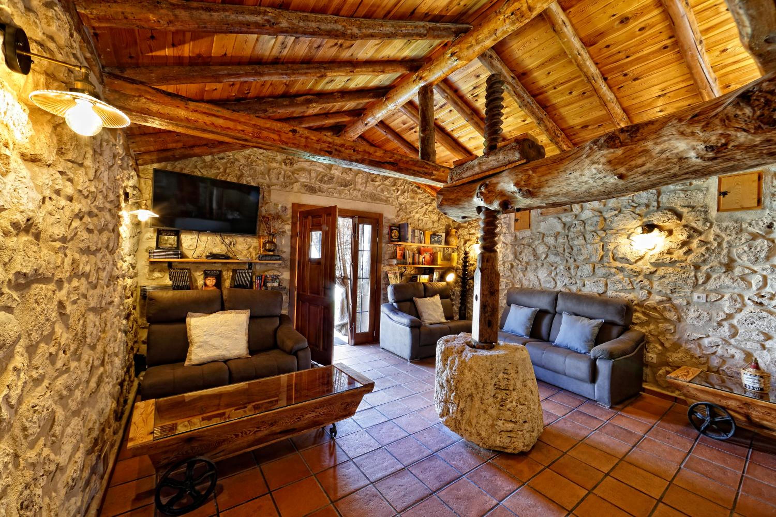 Seven-Bedroom House photo 3