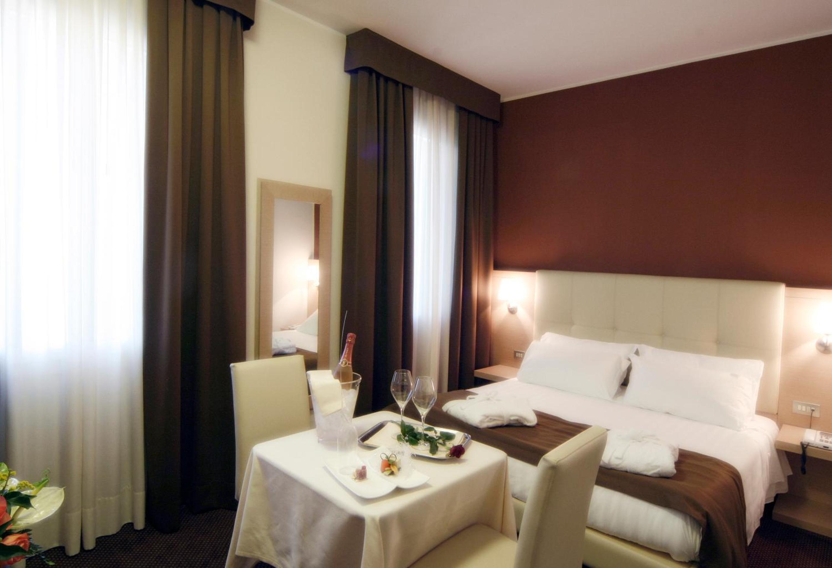 Double or Twin Room - Photo 7
