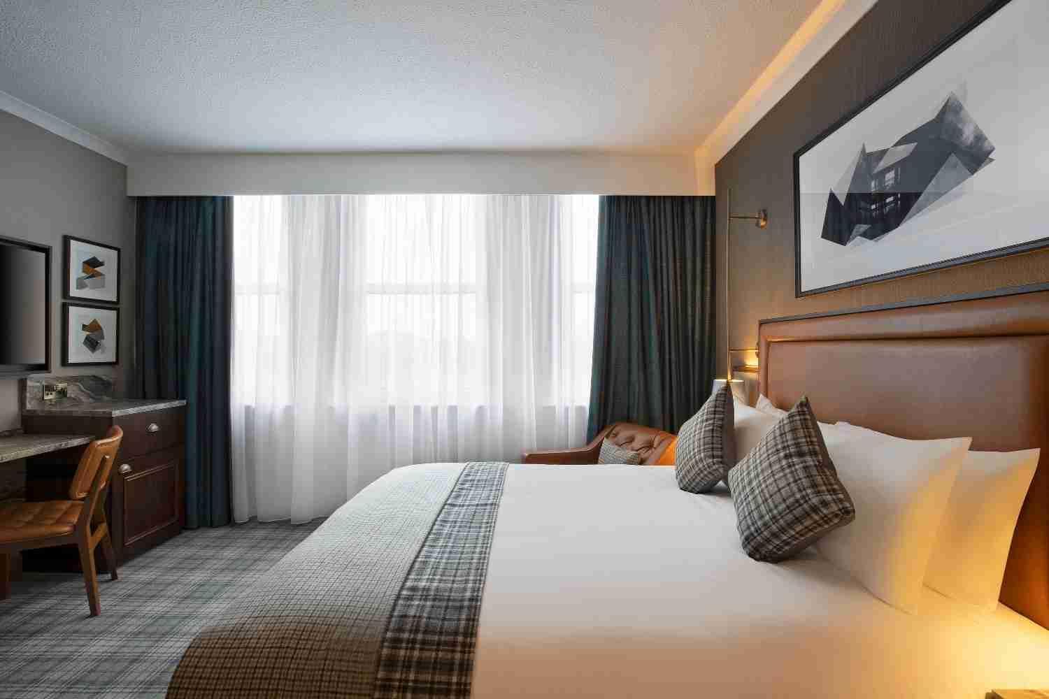 Superior King room thumbnail 5