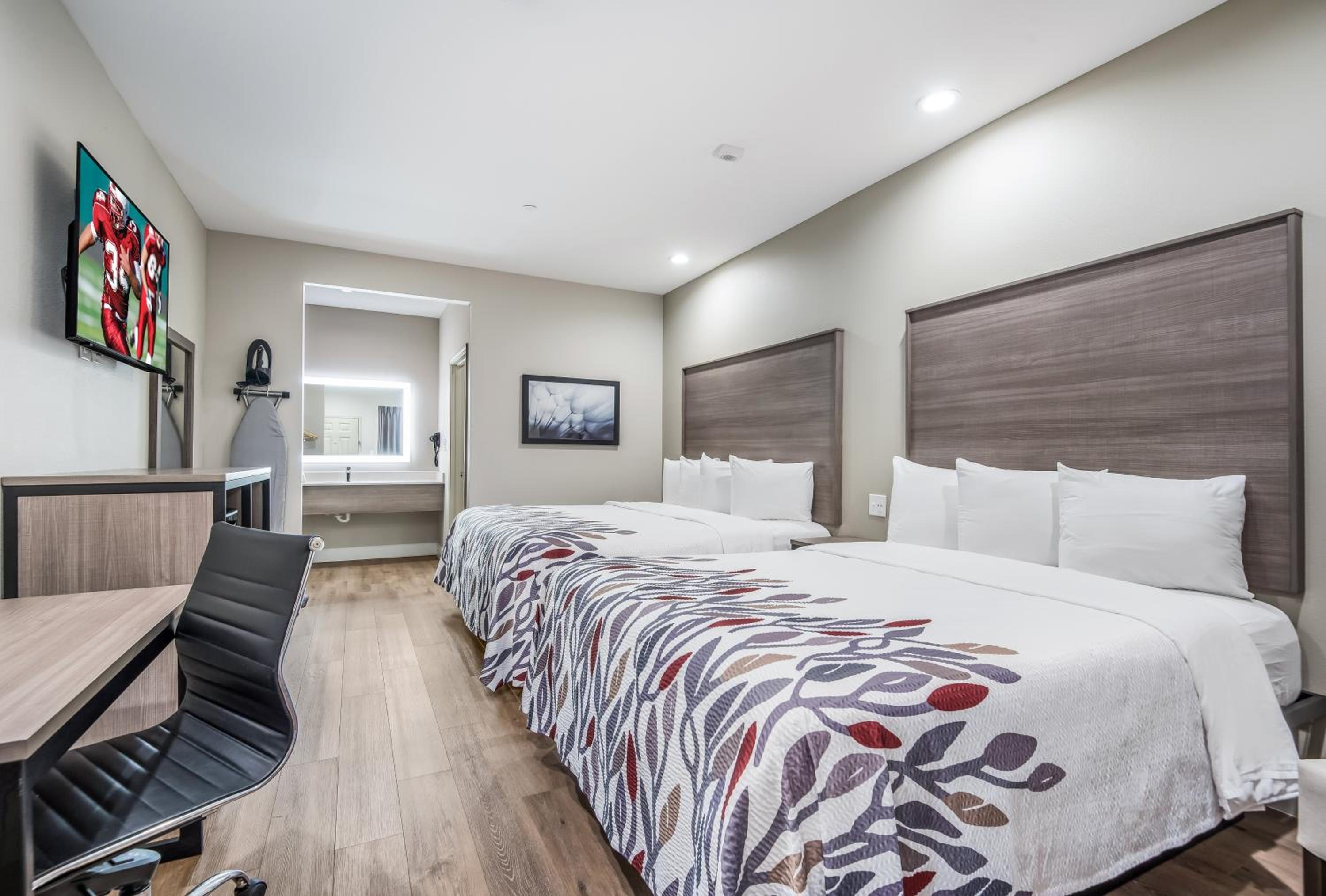 Deluxe Room with Two Queen Beds Non-Smoking - Photo 4