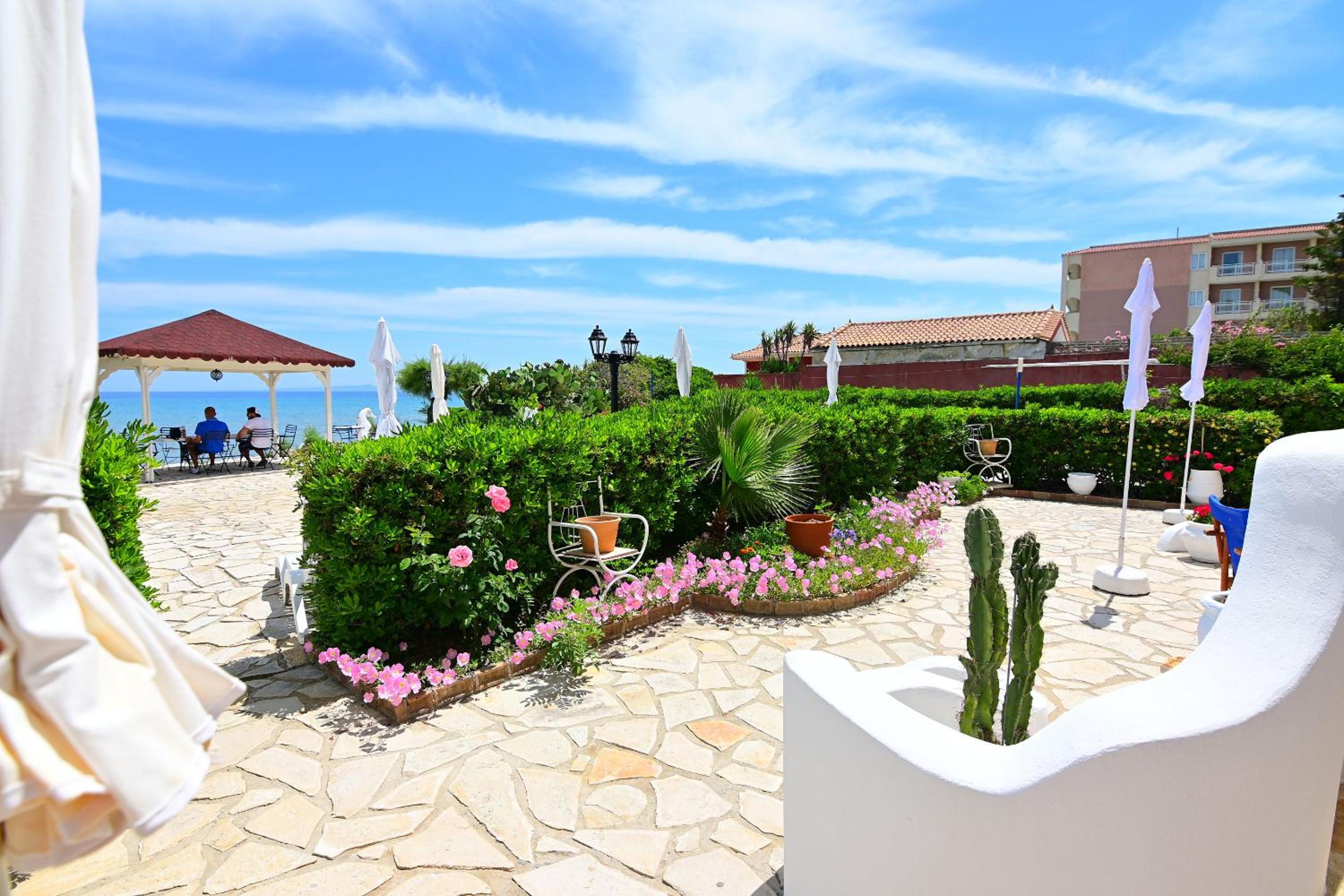 Deluxe Double or Twin Room with Sea View photo 2