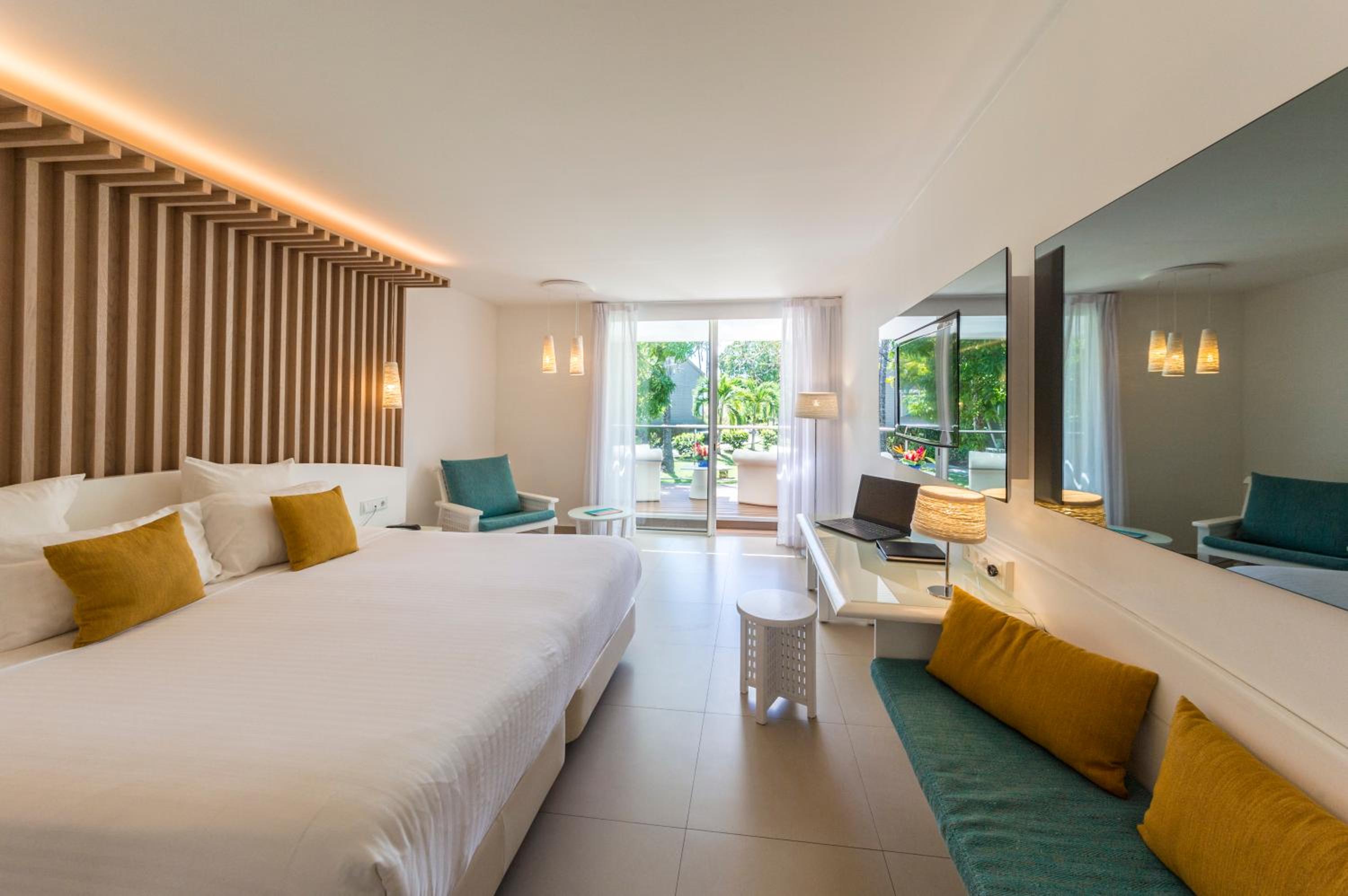 Superior Room with Terrace and King Size Bed
