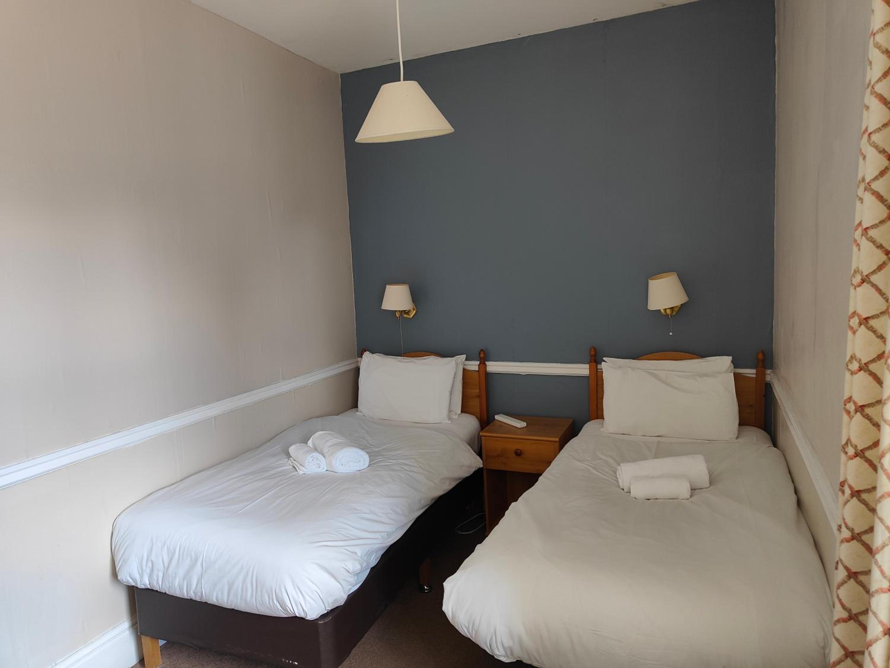 Standard Twin Room - Photo 10