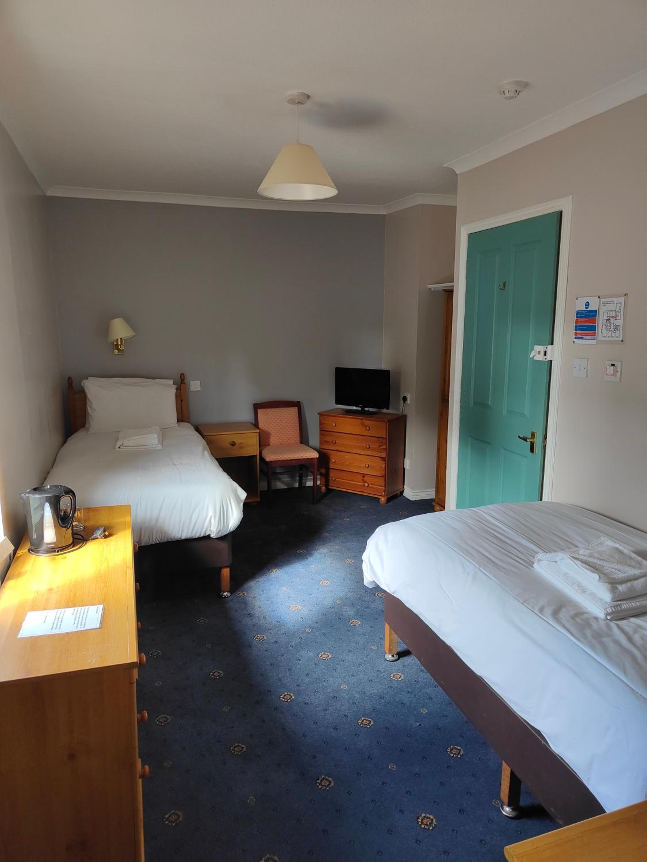 Standard Twin Room - Photo 9