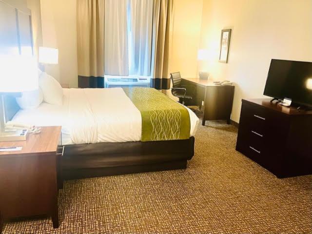 King Room with Accessible Tub - Accessible/Non-Smoking