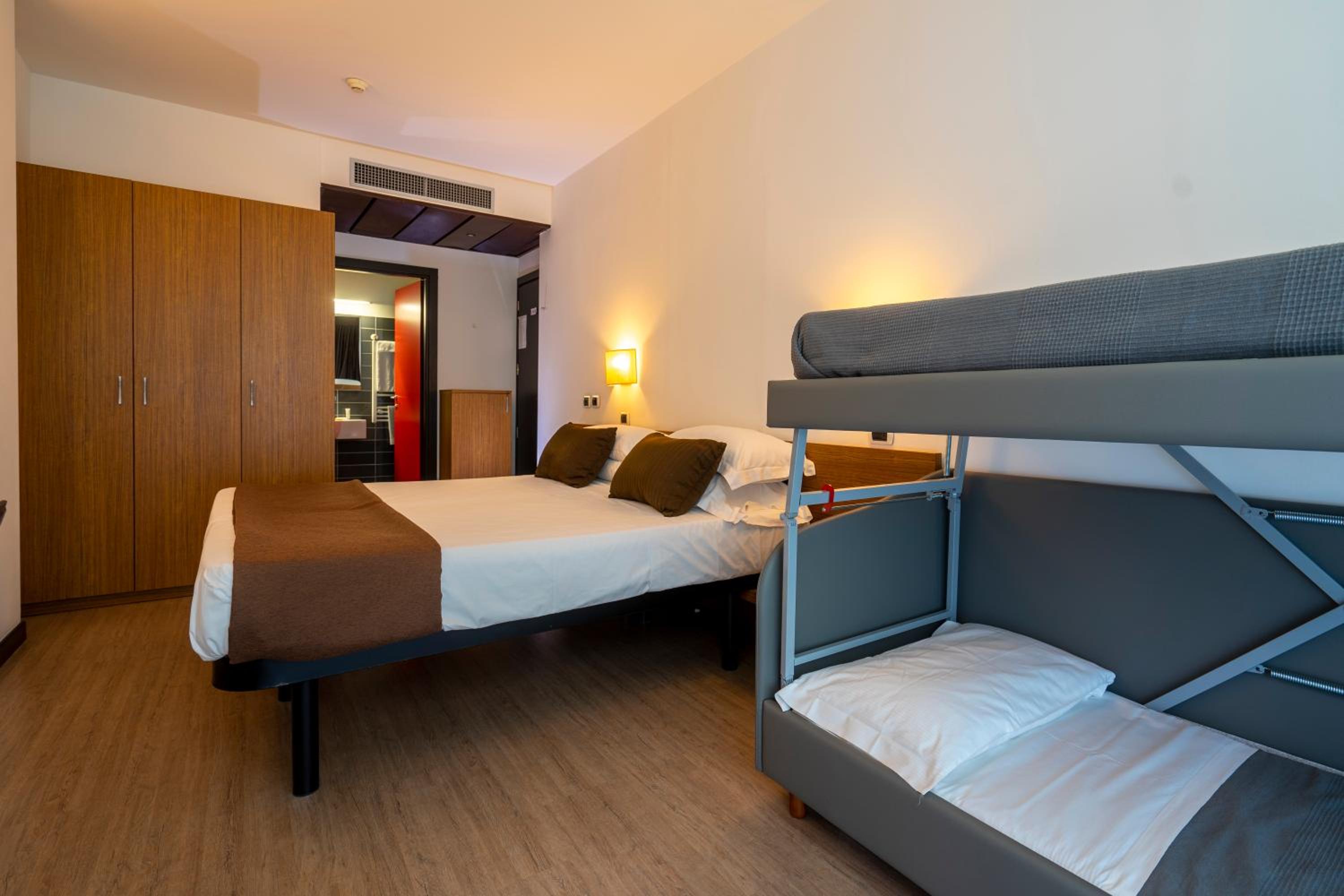 Quadruple Room - Photo 1
