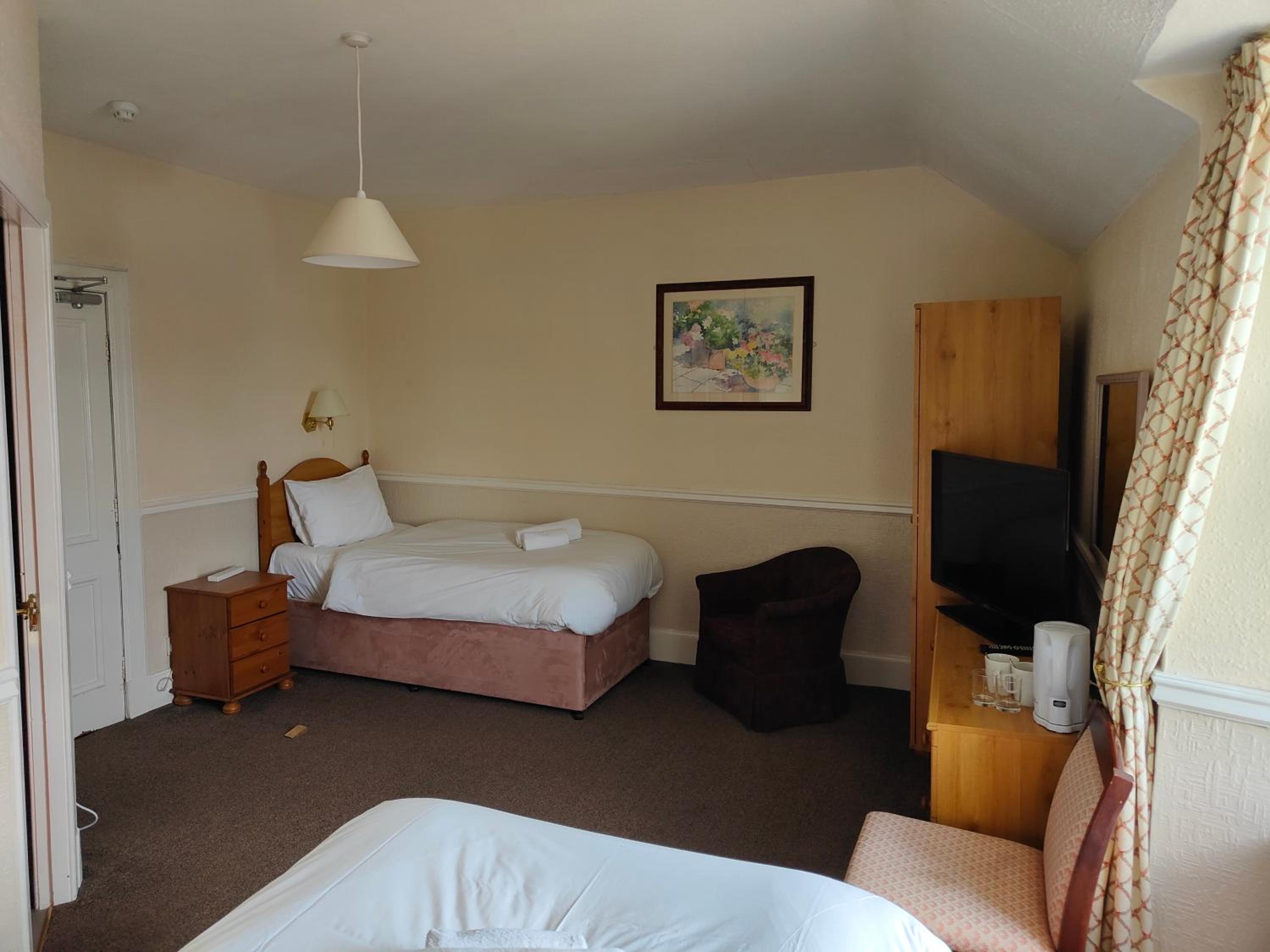 Standard Twin Room - Photo 11