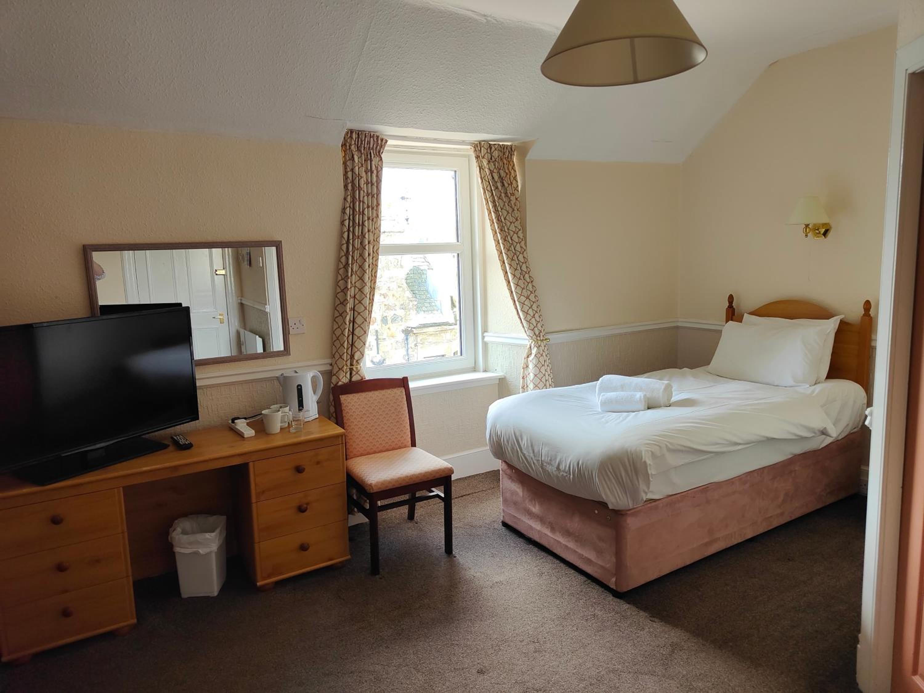 Standard Twin Room - Photo 3