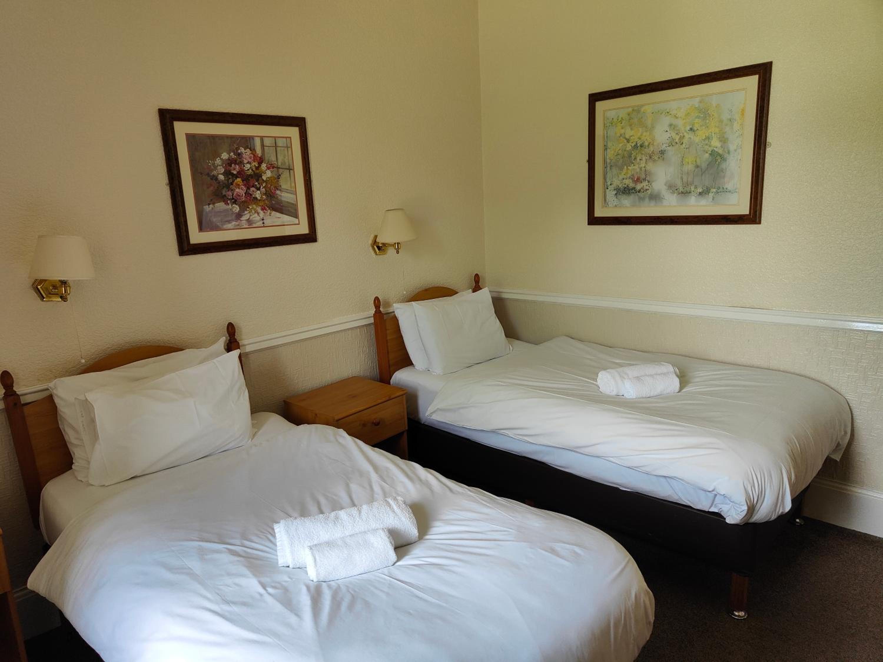 Standard Twin Room - Photo 6