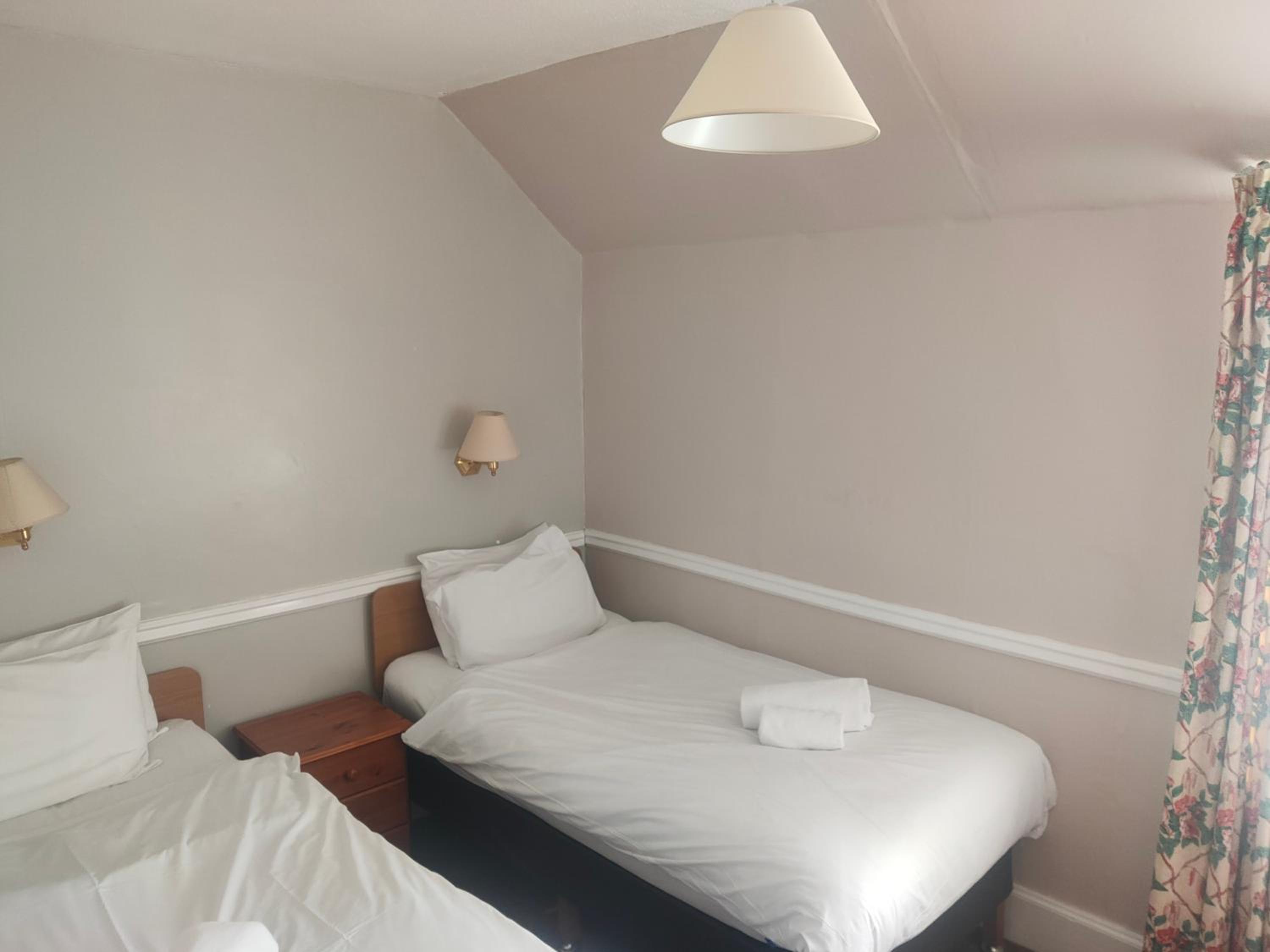Standard Twin Room - Photo 8