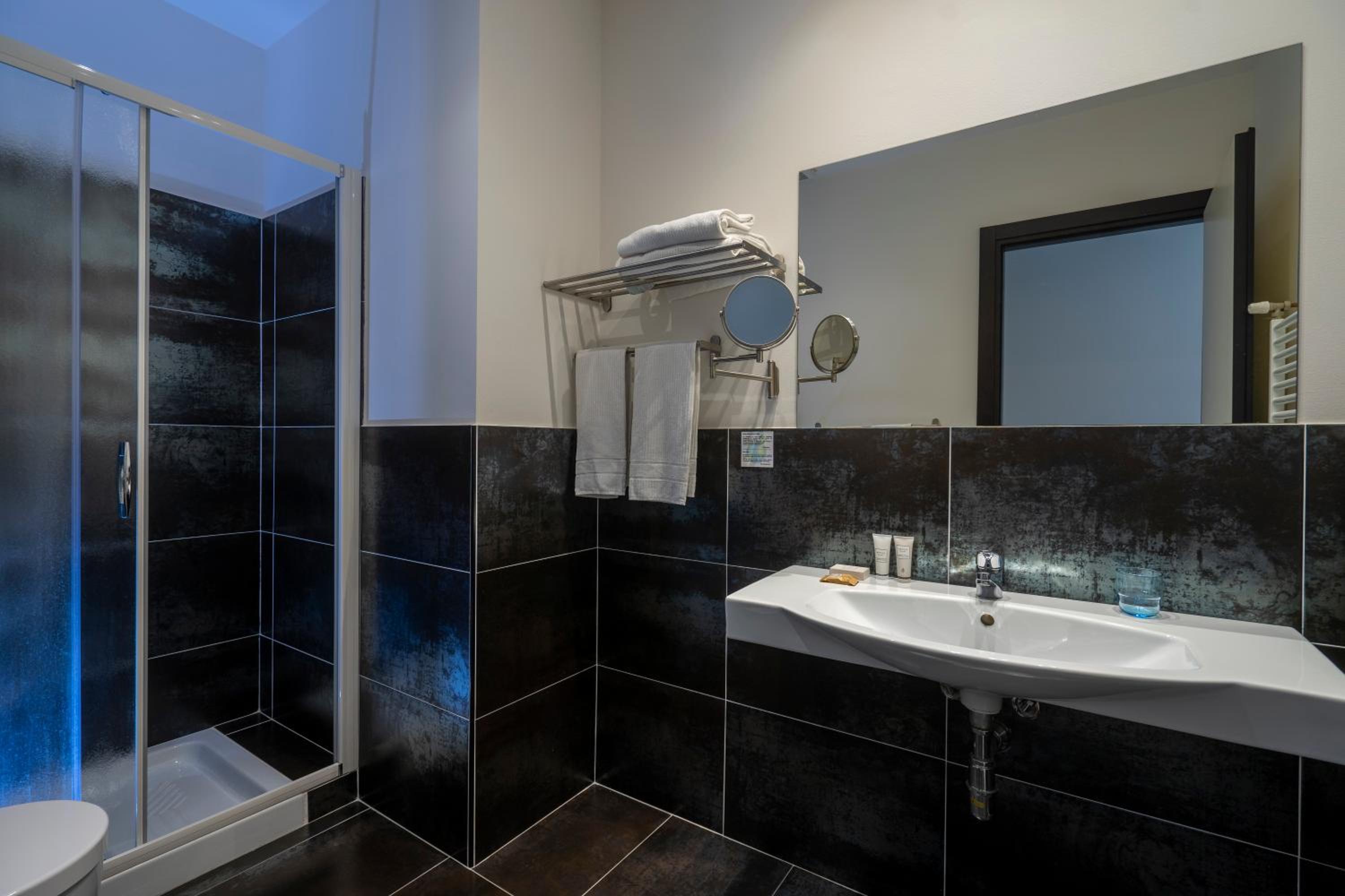 Double Room with Balcony - Photo 4