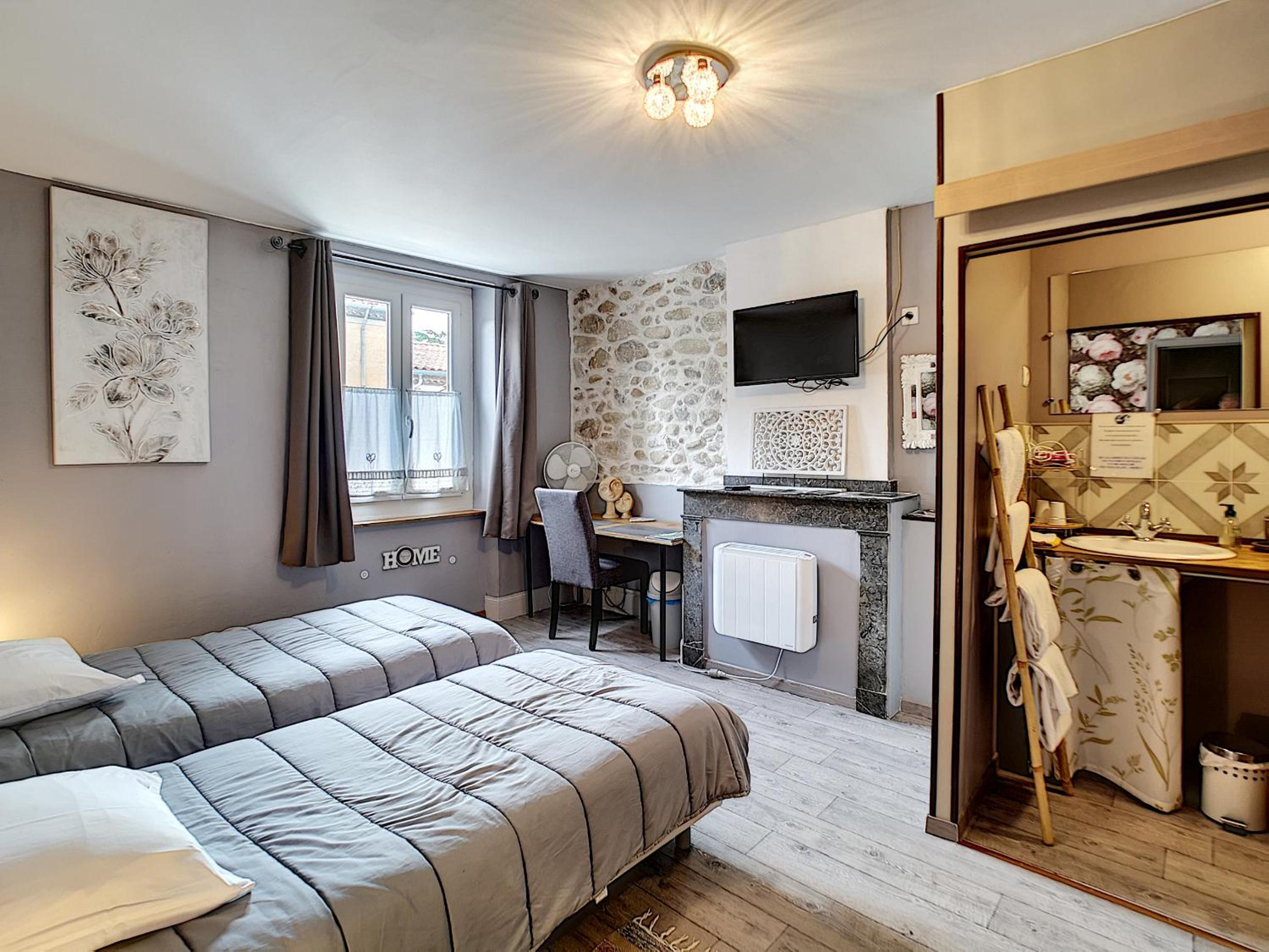 Double or Twin Room - Photo 6