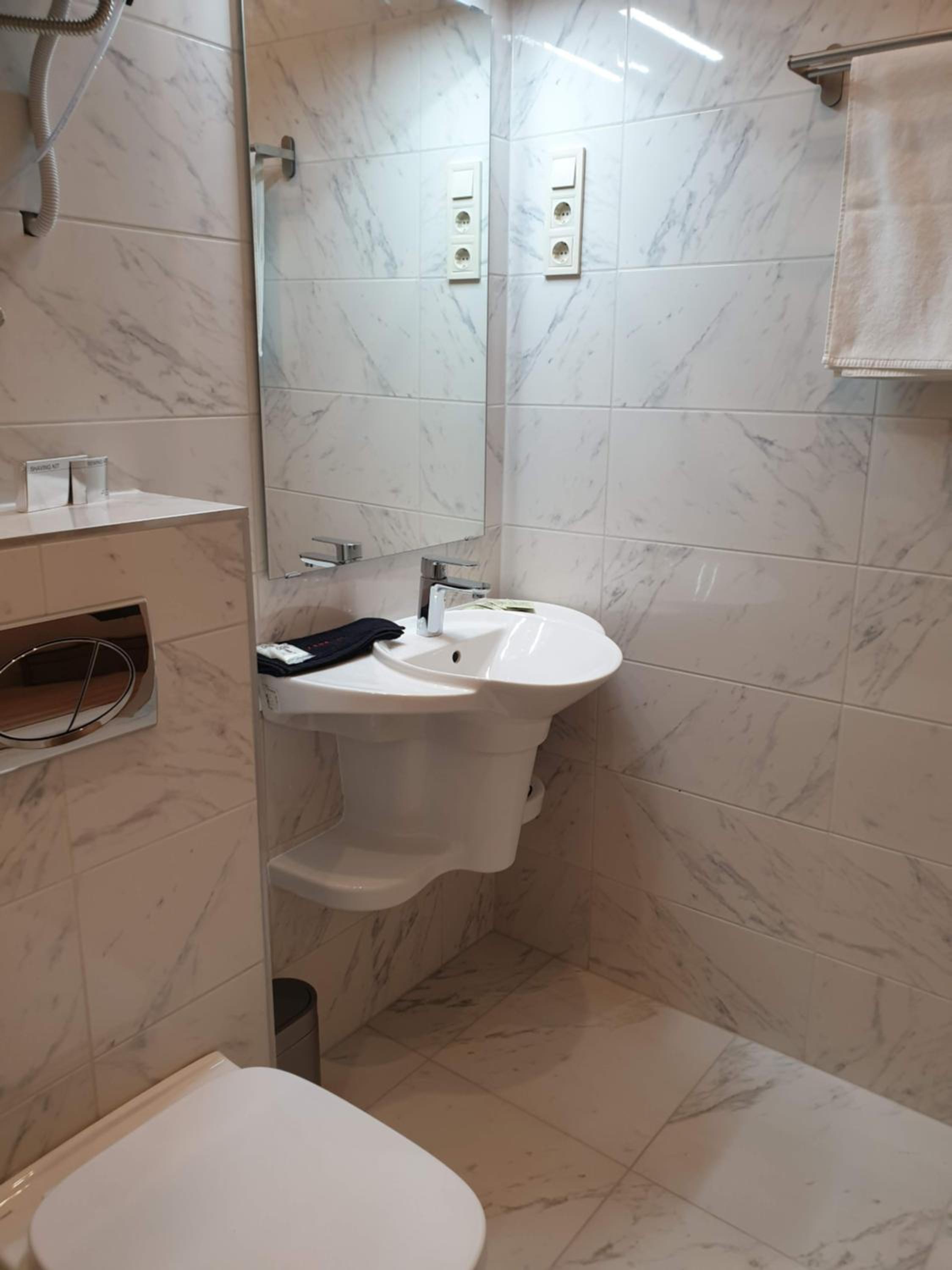 Double Room with Private Bathroom - Photo 3