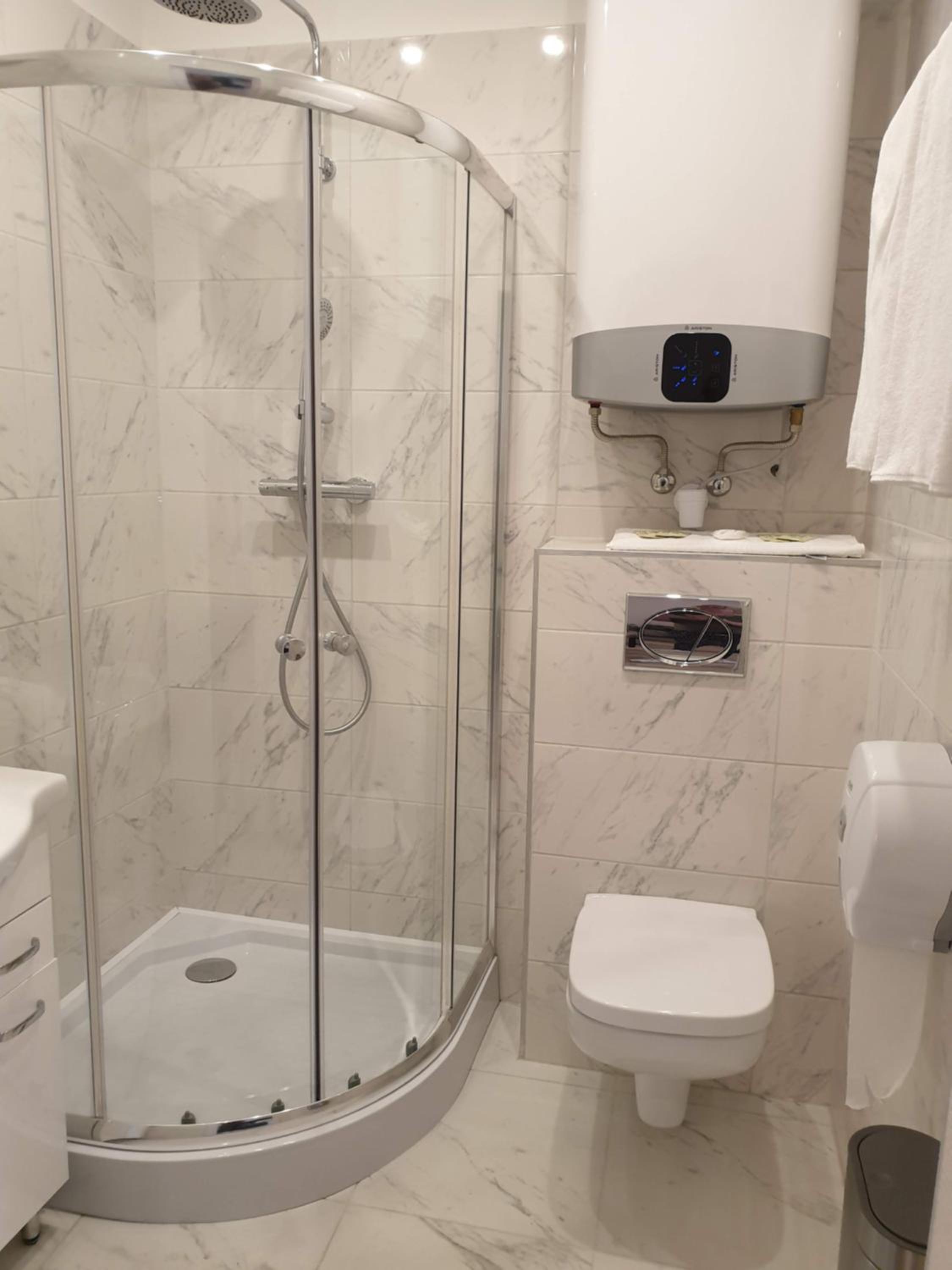 Deluxe Room (2 Adults + 1 Child) - Photo 2