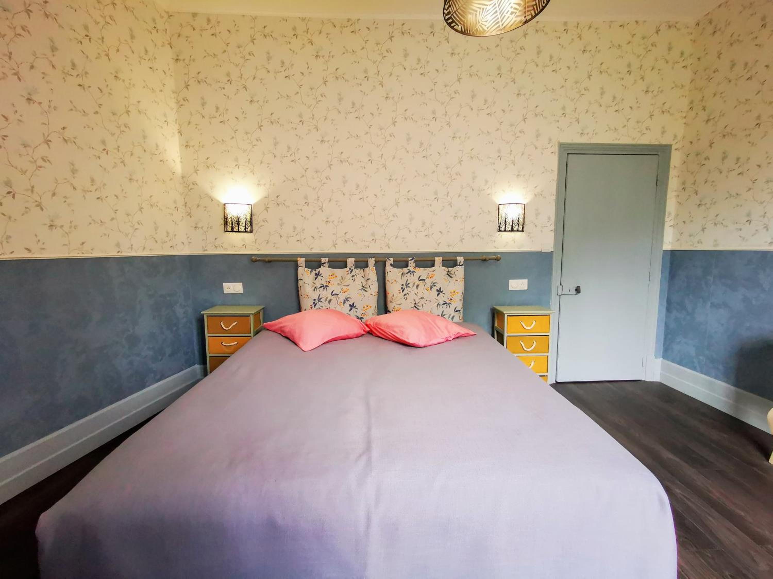 Double Room With Private Bathroom - Photo 1