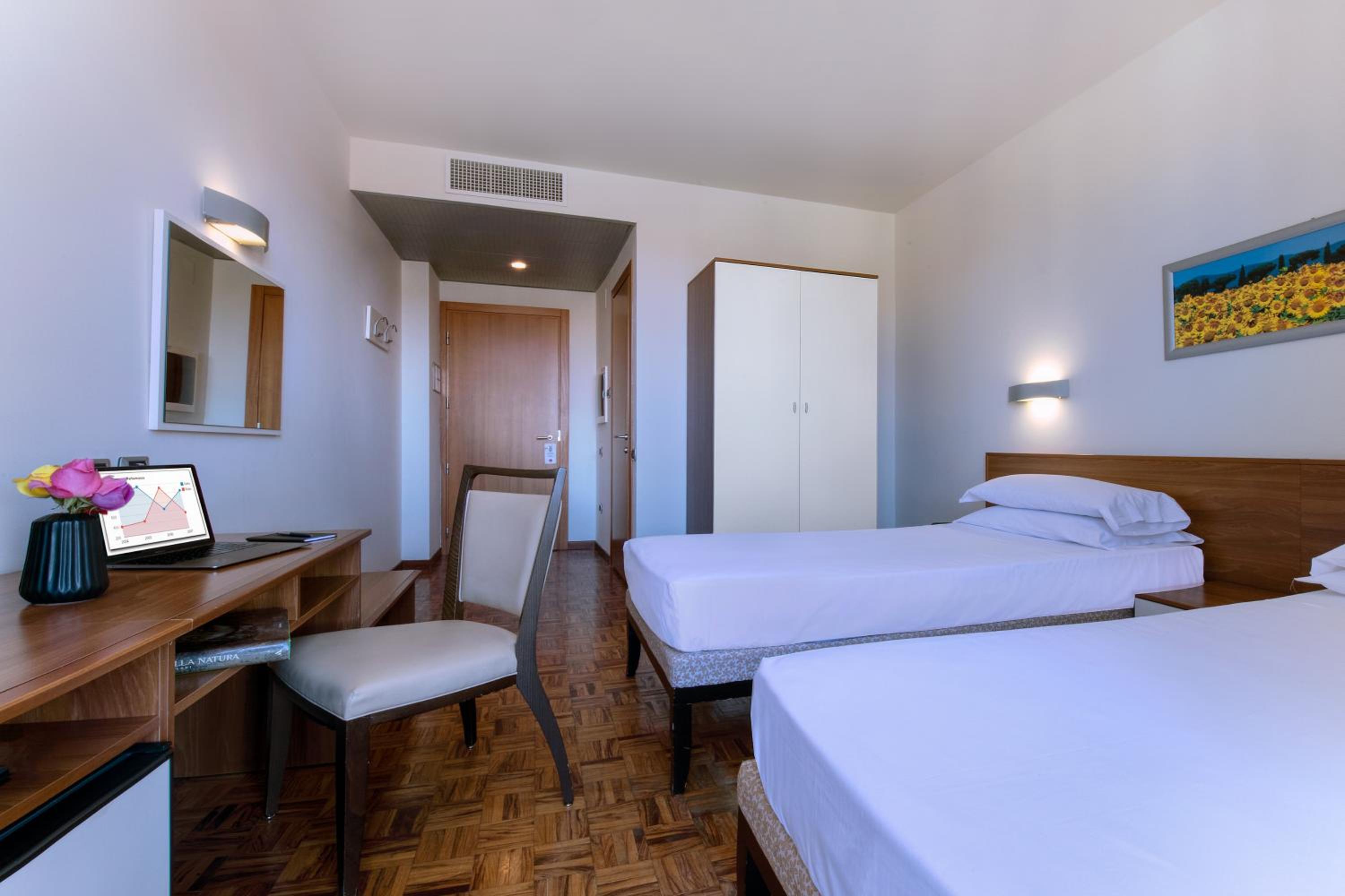 Standard Double or Twin Room - Photo 7