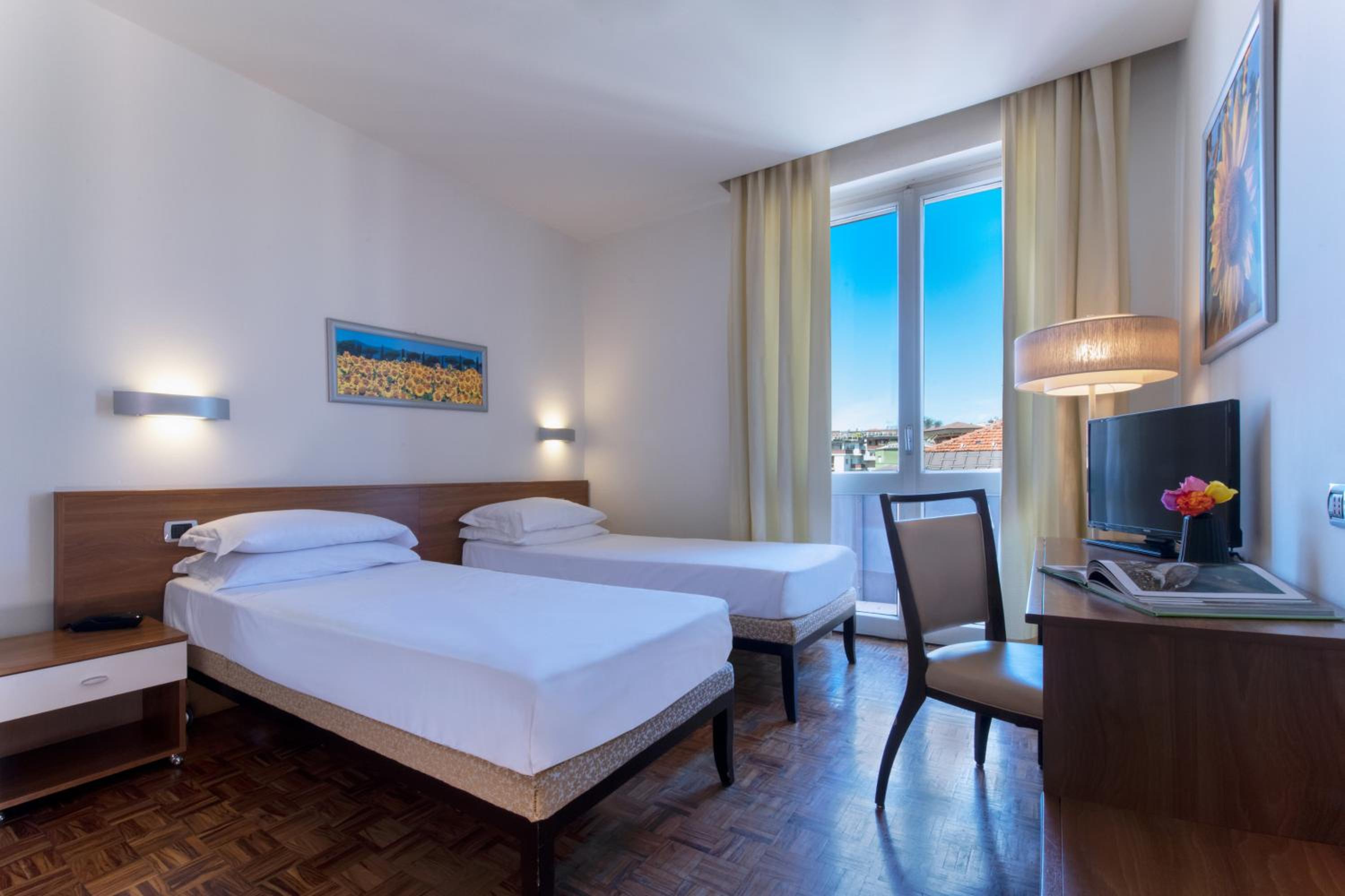 Standard Double or Twin Room - Photo 6