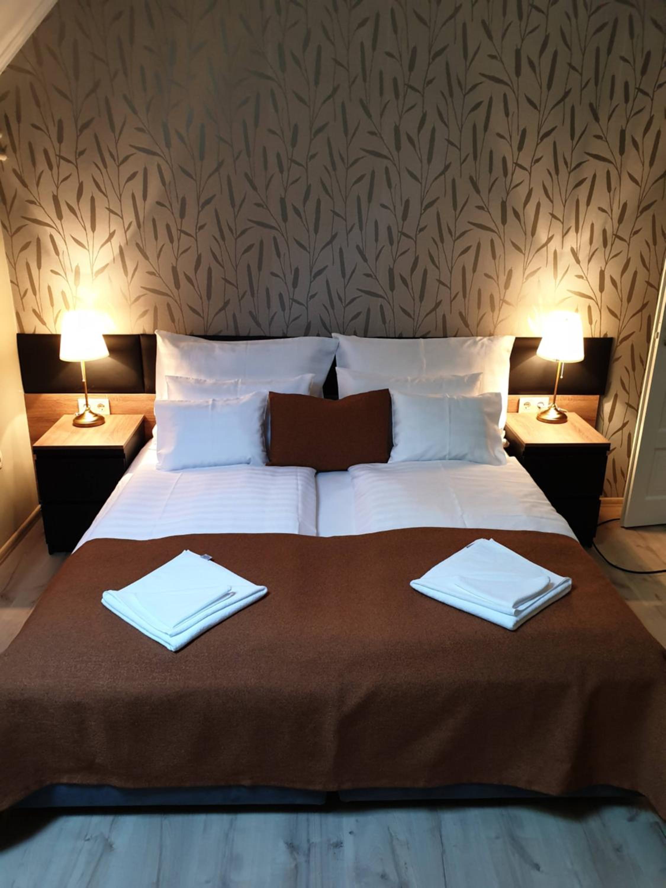 Deluxe Room (2 Adults + 1 Child) - Photo 3