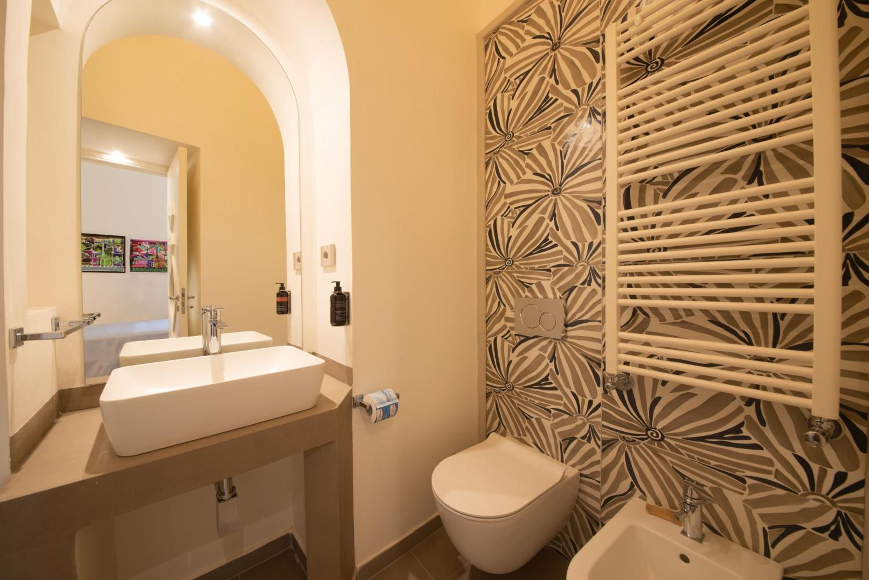 Standard Double Room - Photo 9