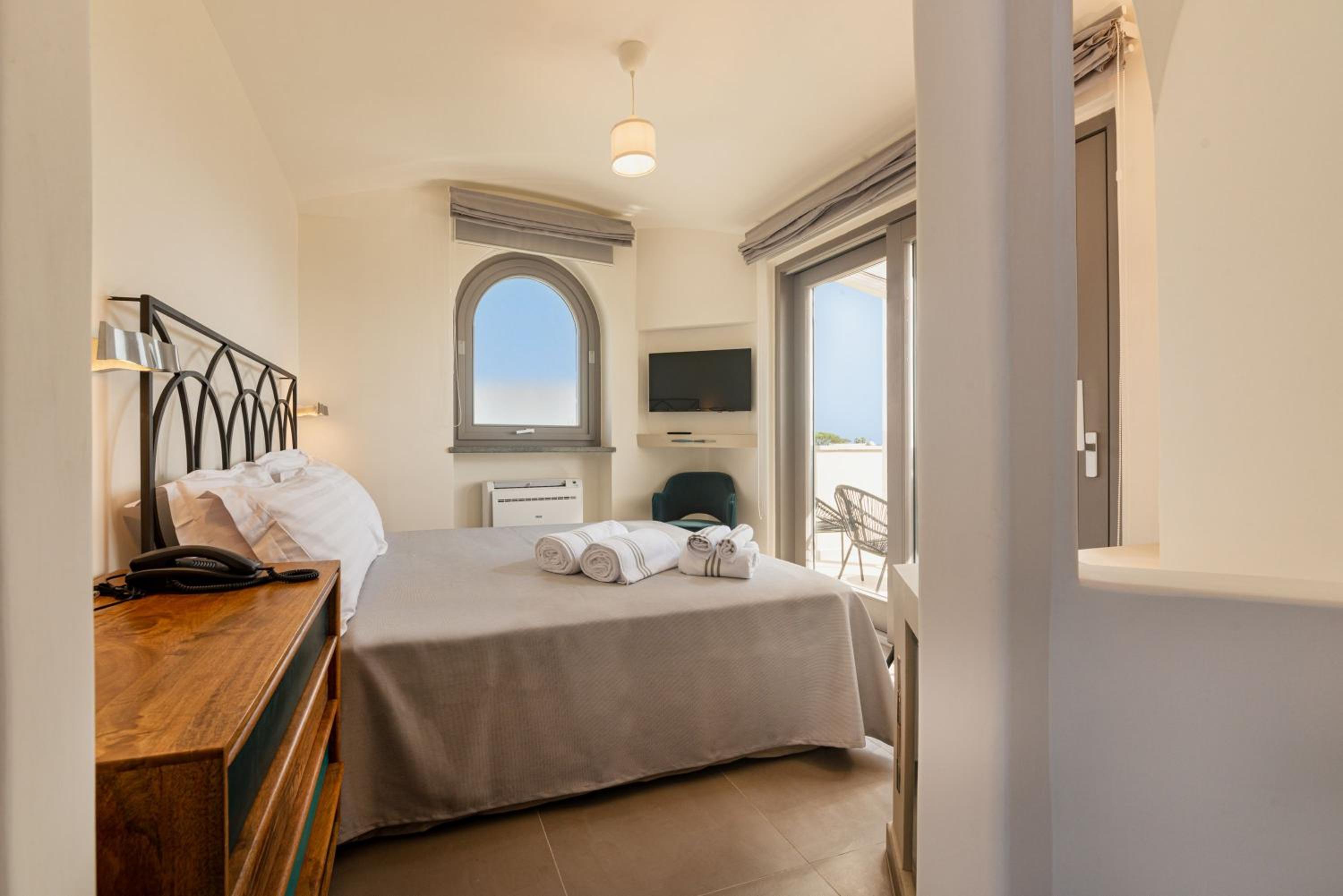 Deluxe Double Room with Balcony and Sea View - Photo 13