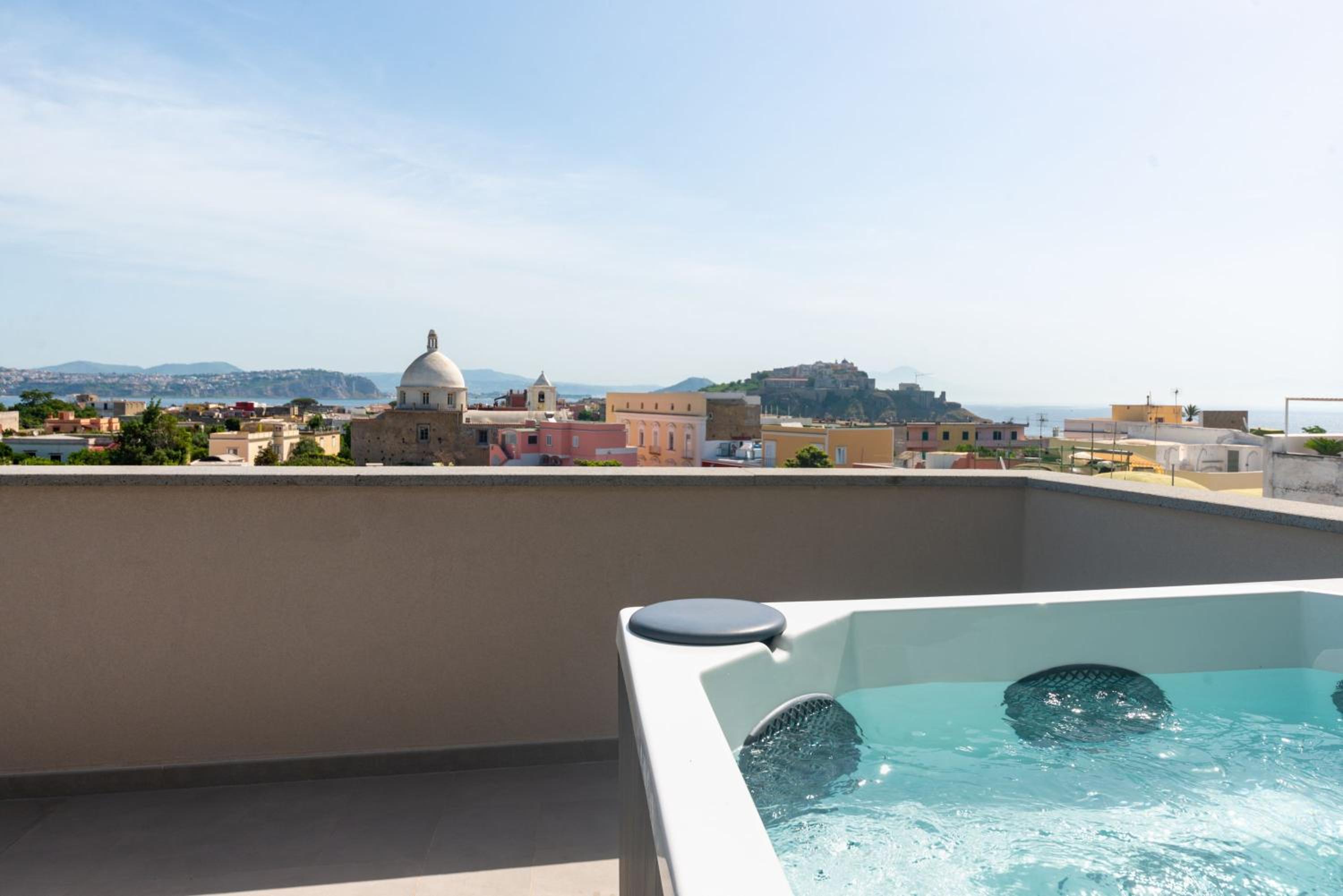 Deluxe Double Room with Balcony and Sea View - Photo 10