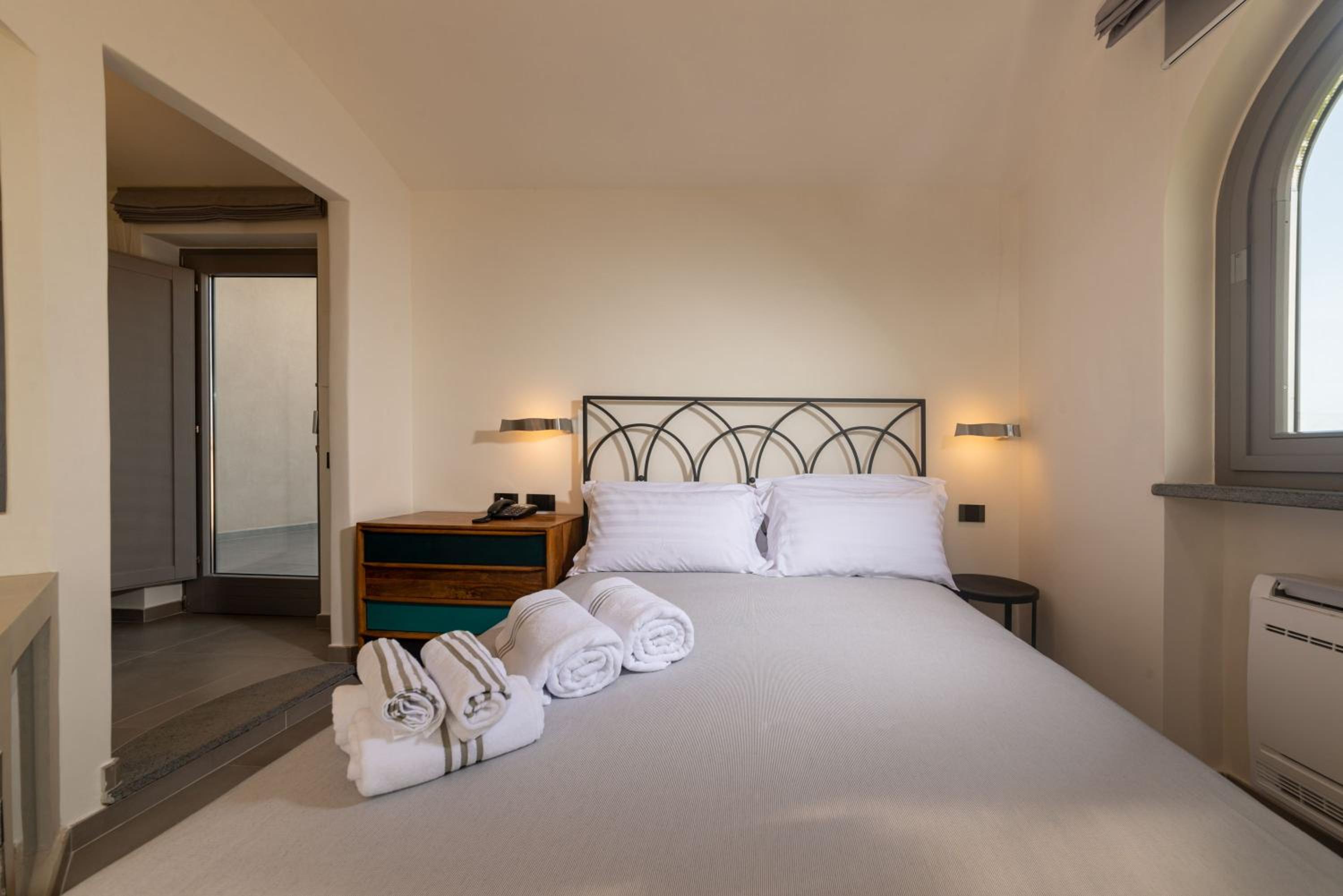 Deluxe Double Room with Balcony and Sea View - Photo 7