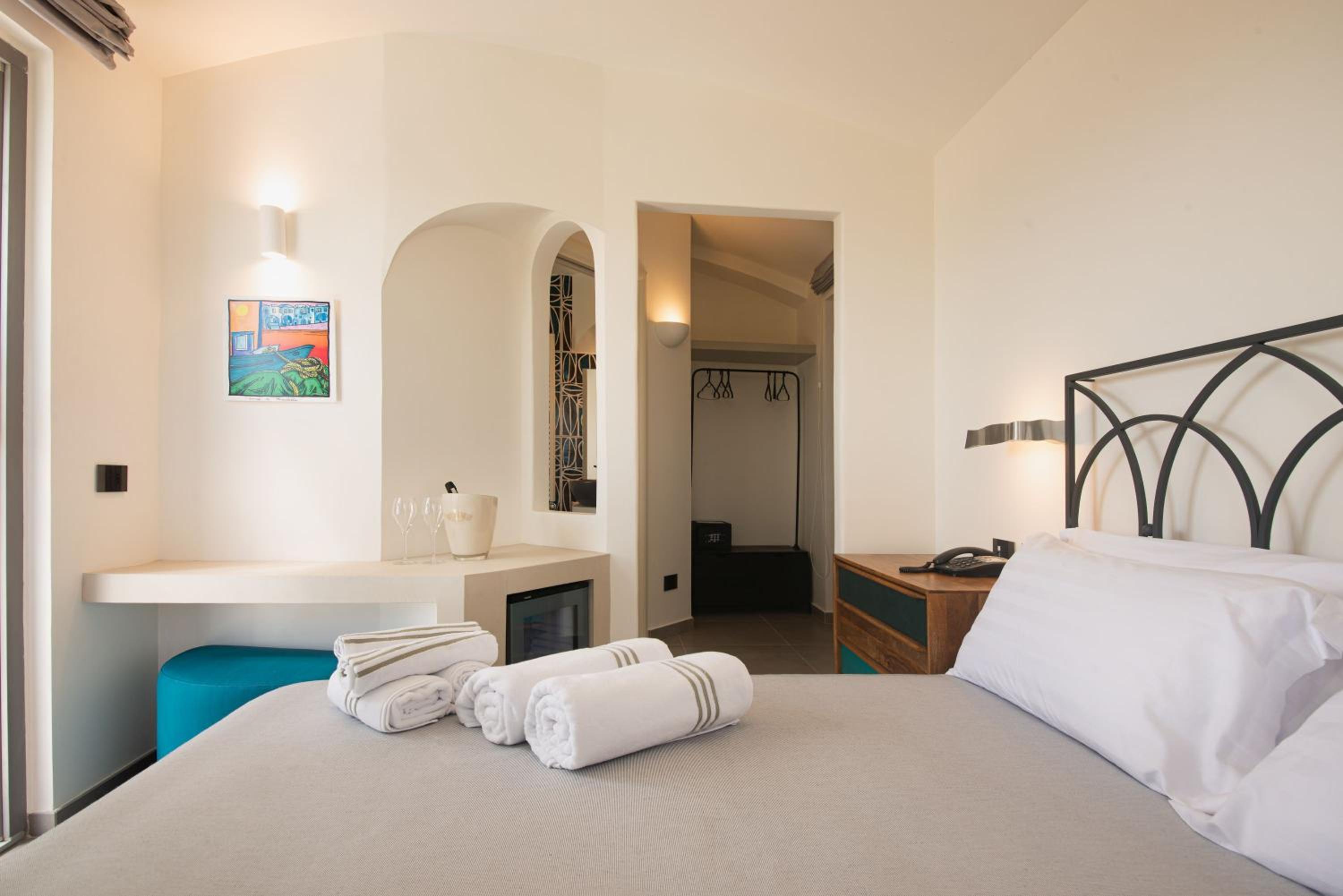 Deluxe Double Room with Balcony and Sea View - Photo 8