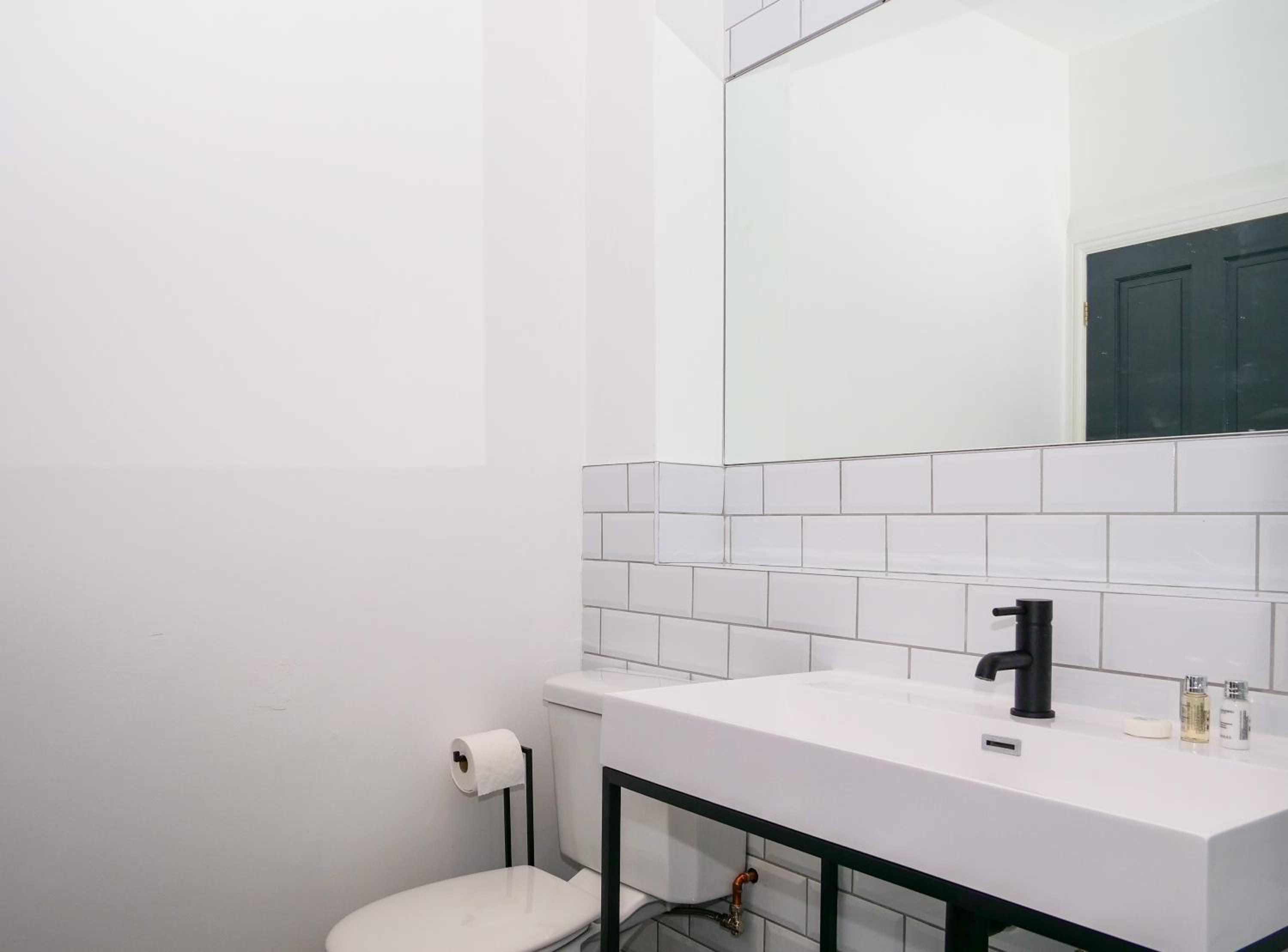 Twin Room - Photo 9