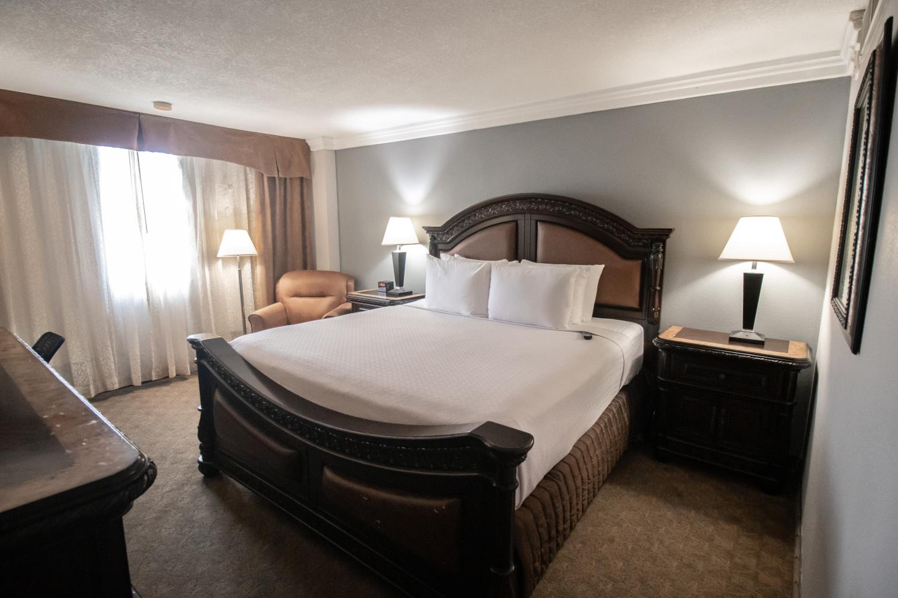 King Room with Roll-In Shower - Mobility Access/Non-Smoking - Photo 3