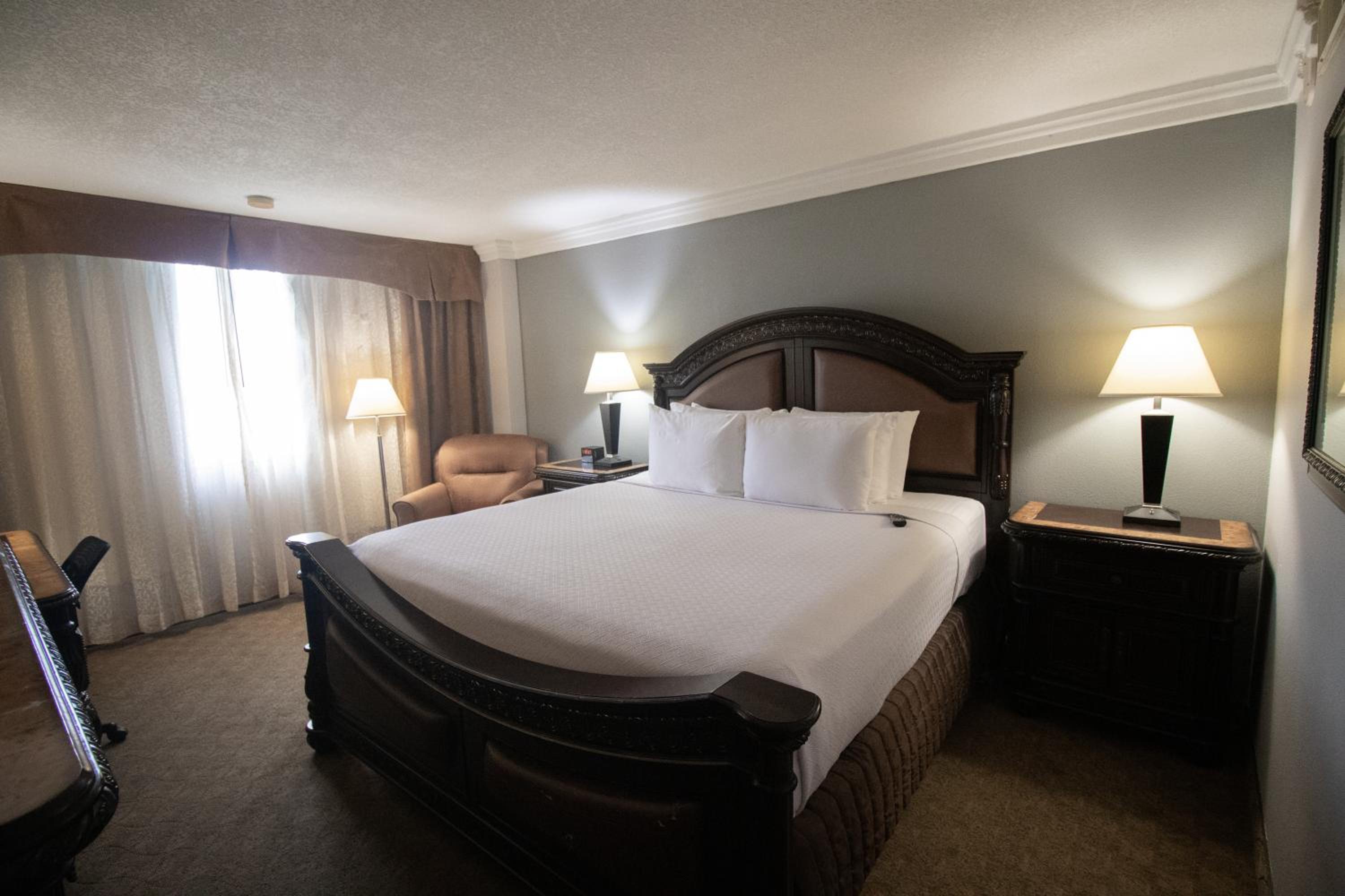 Executive King Room - Non-Smoking - Photo 3