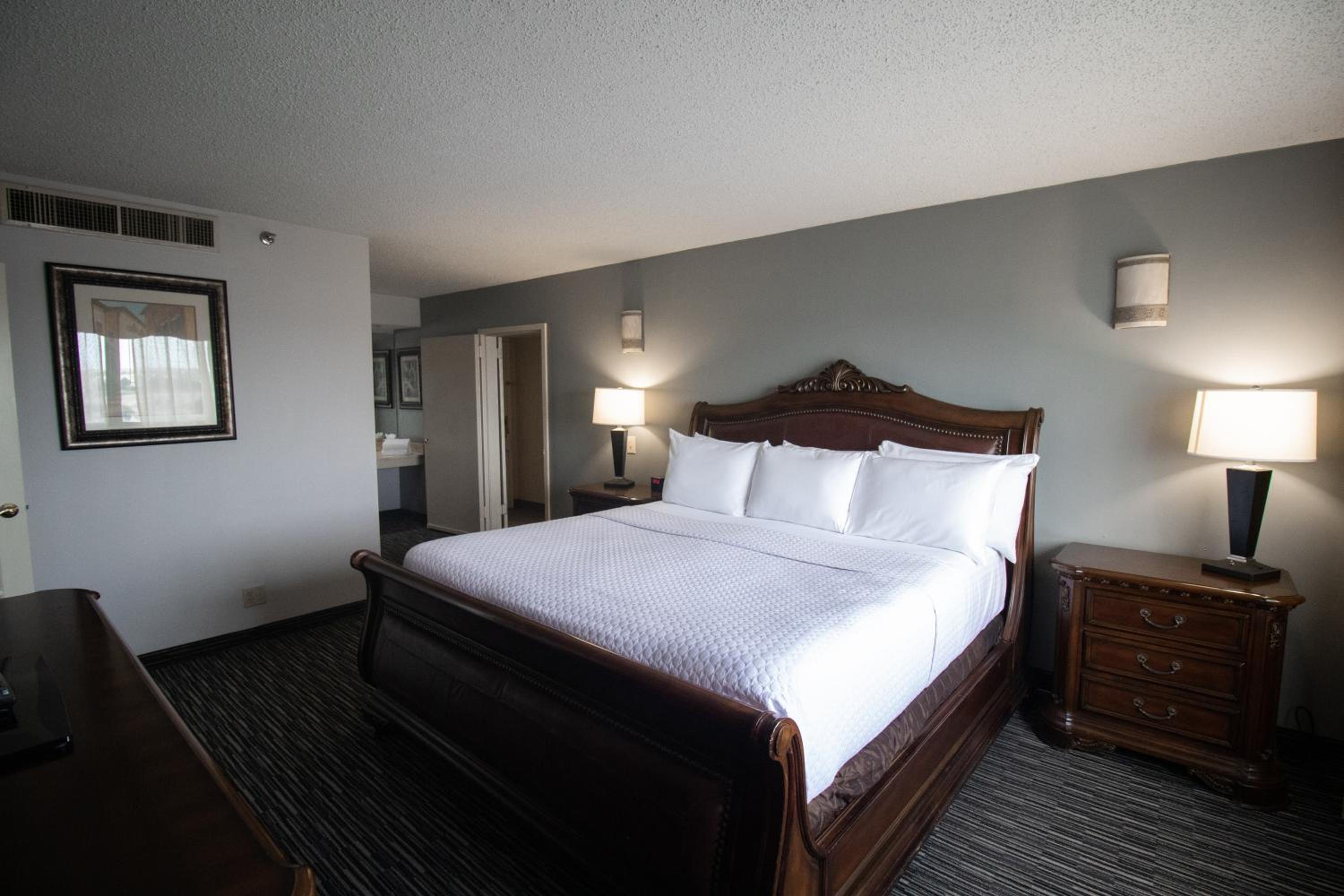Junior King Suite - Non-Smoking - Photo 2