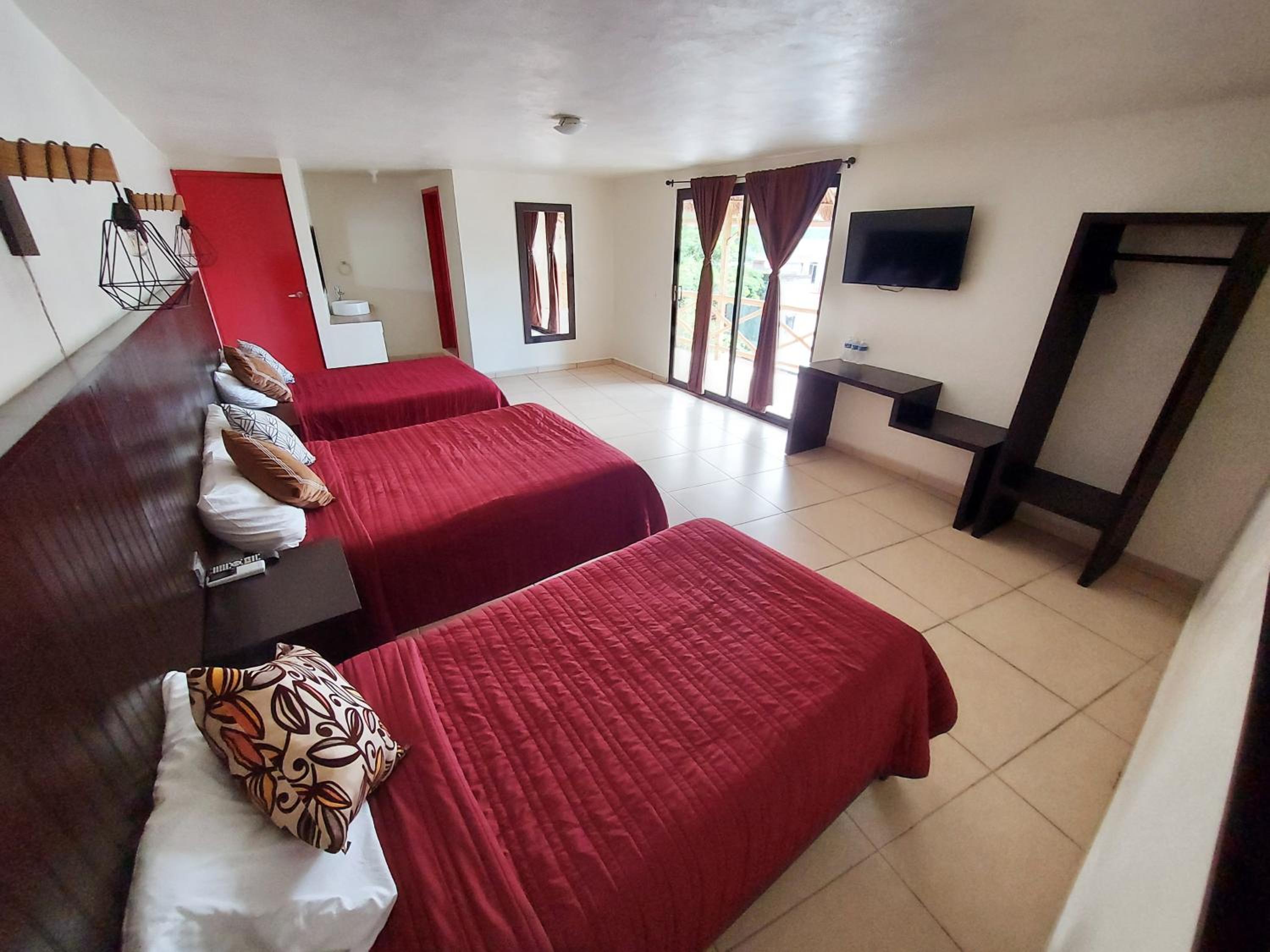 Triple Room with Balcony - Photo 7