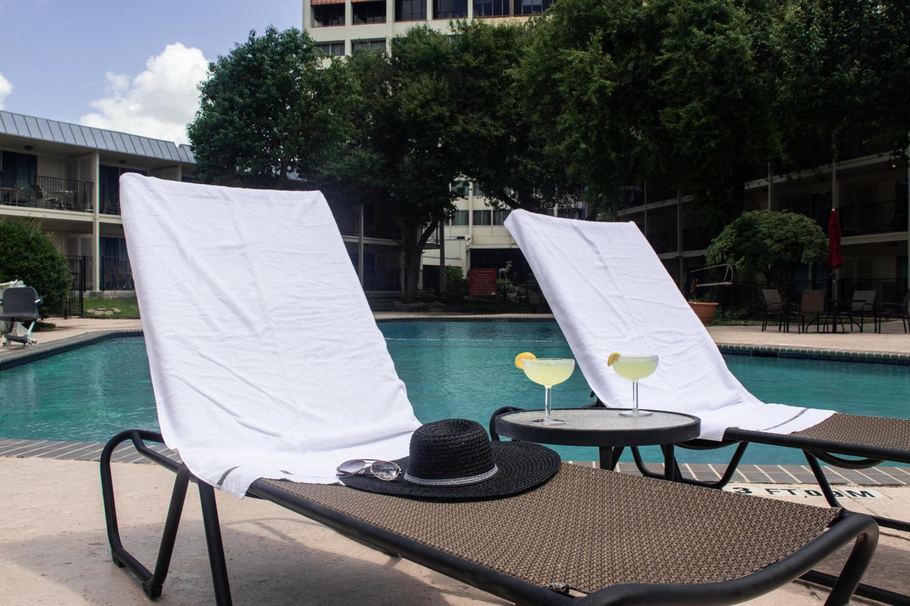 Double Room with Two Double Beds and Pool View - Non-Smoking - Photo 3