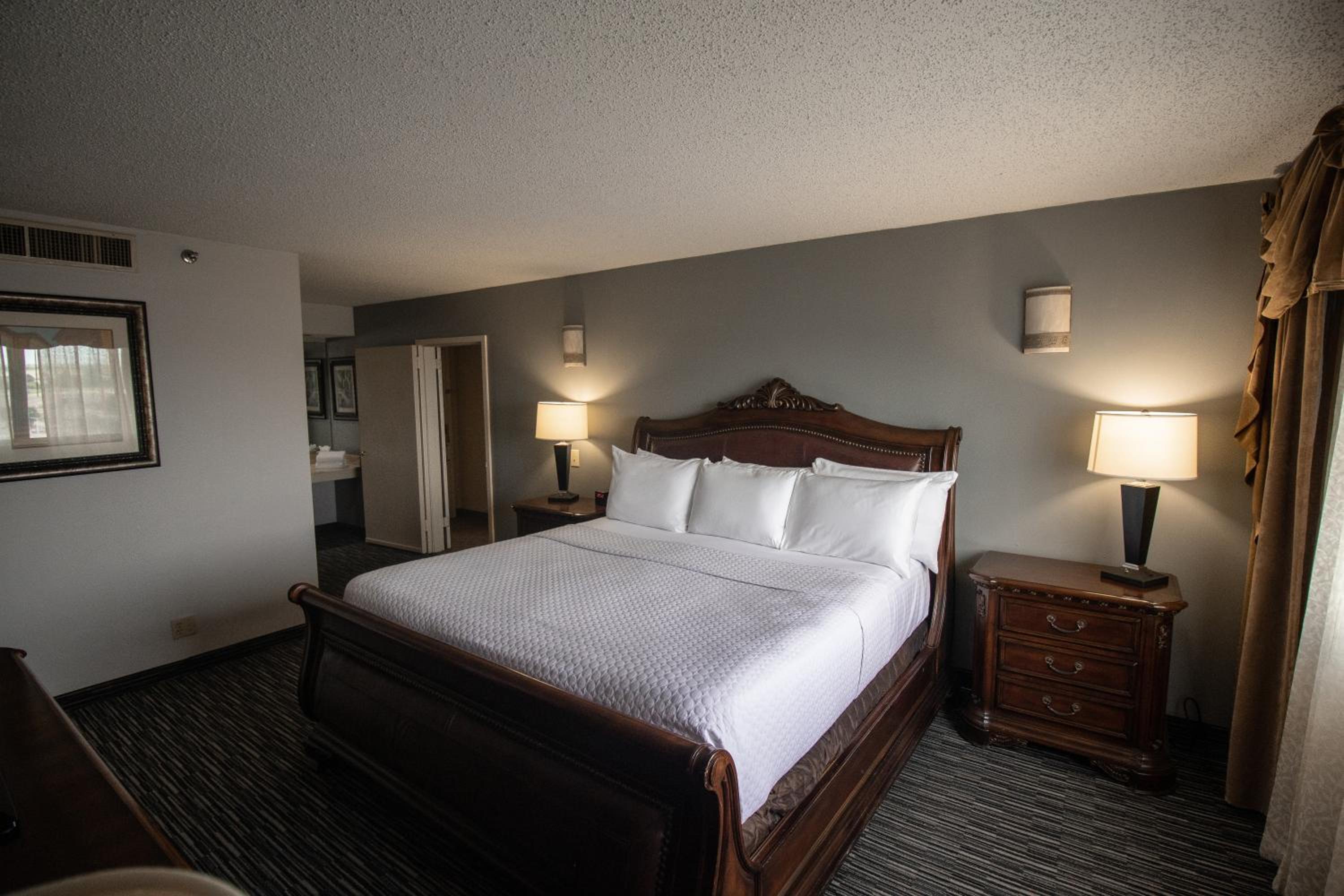 Junior King Suite - Non-Smoking - Photo 1