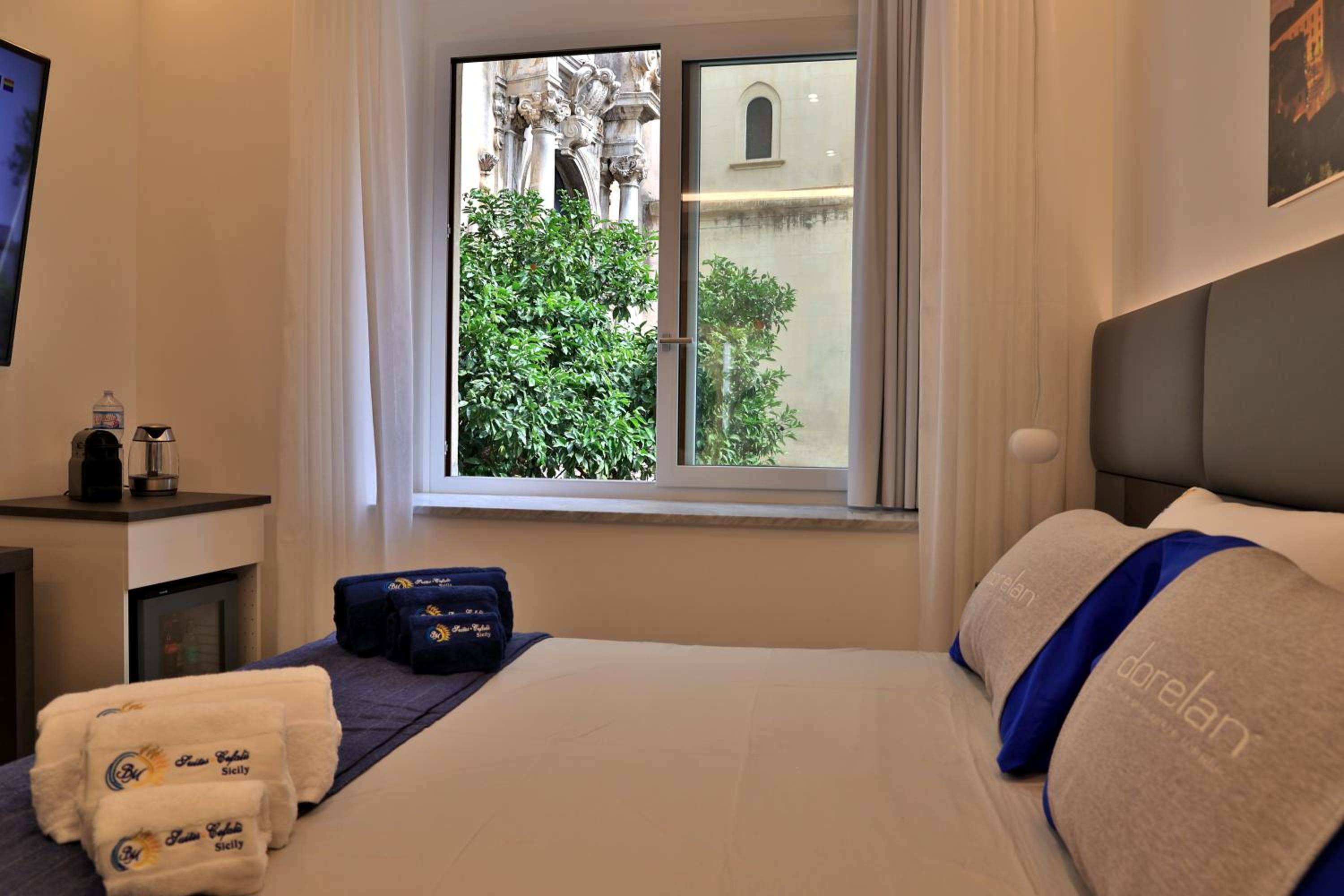 Deluxe King Room - Photo 1