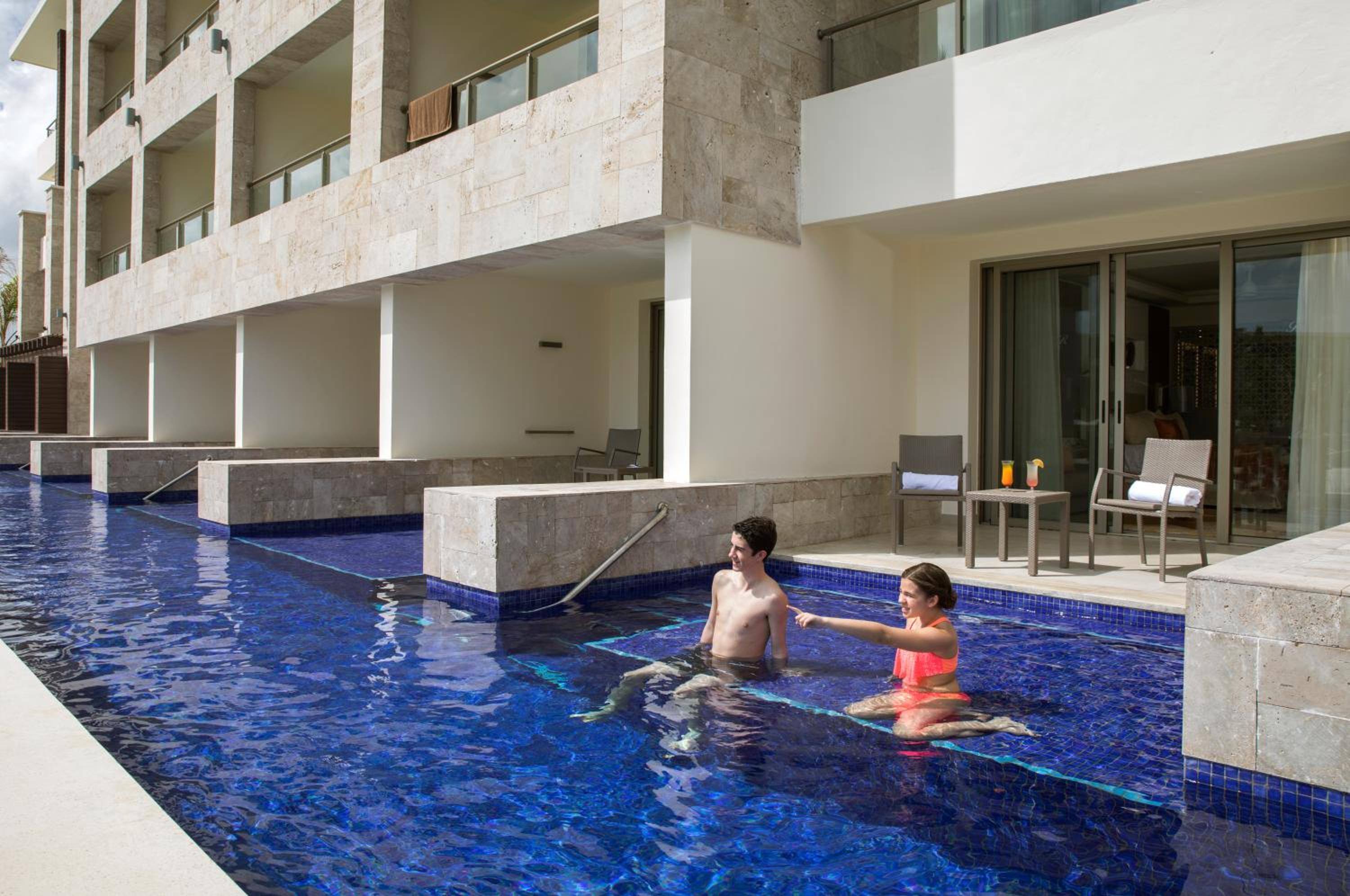 Luxury Junior Suite Swim Out thumbnail 5