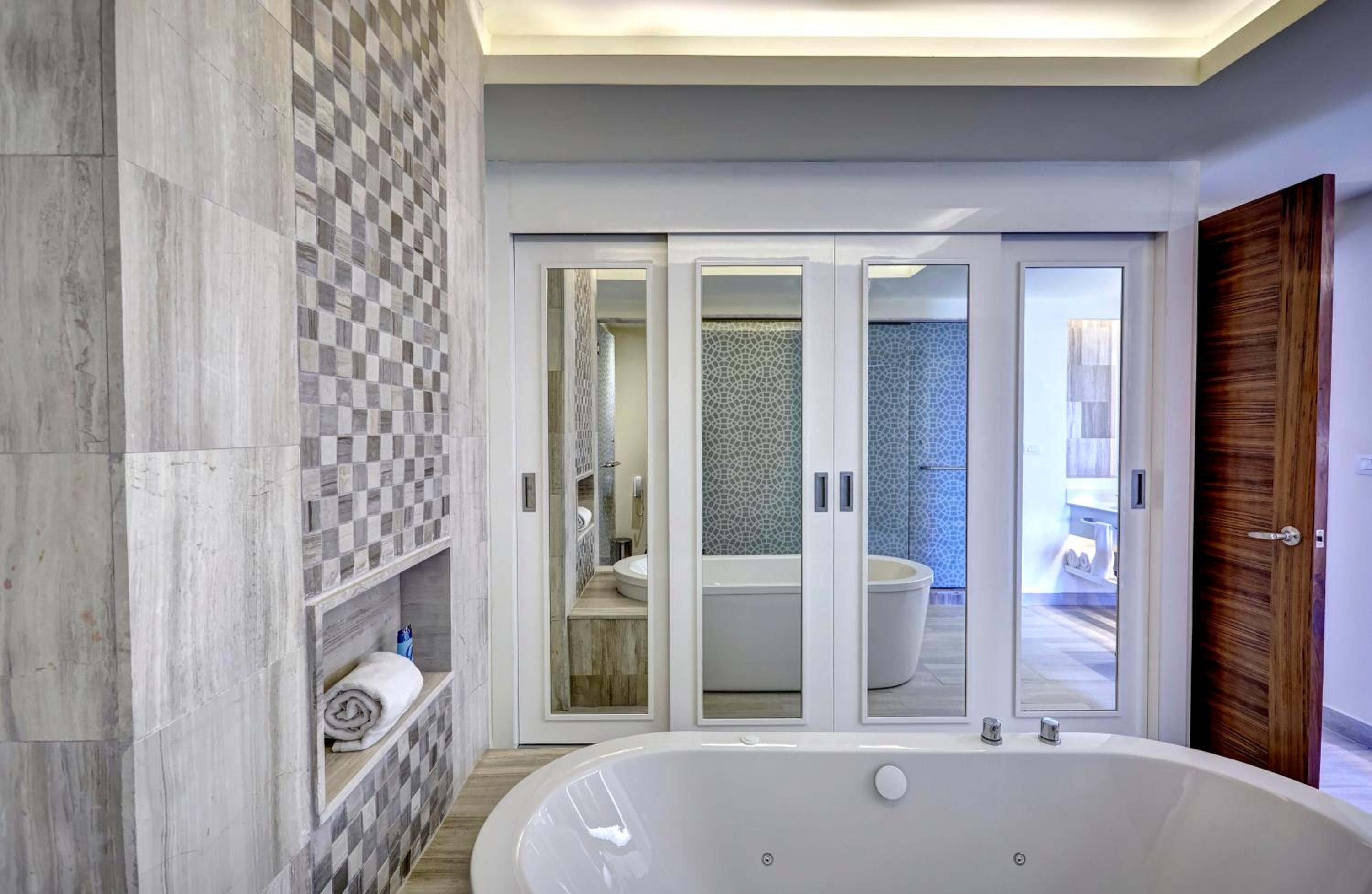 Luxury Presidential Two Bedroom Suite thumbnail 5
