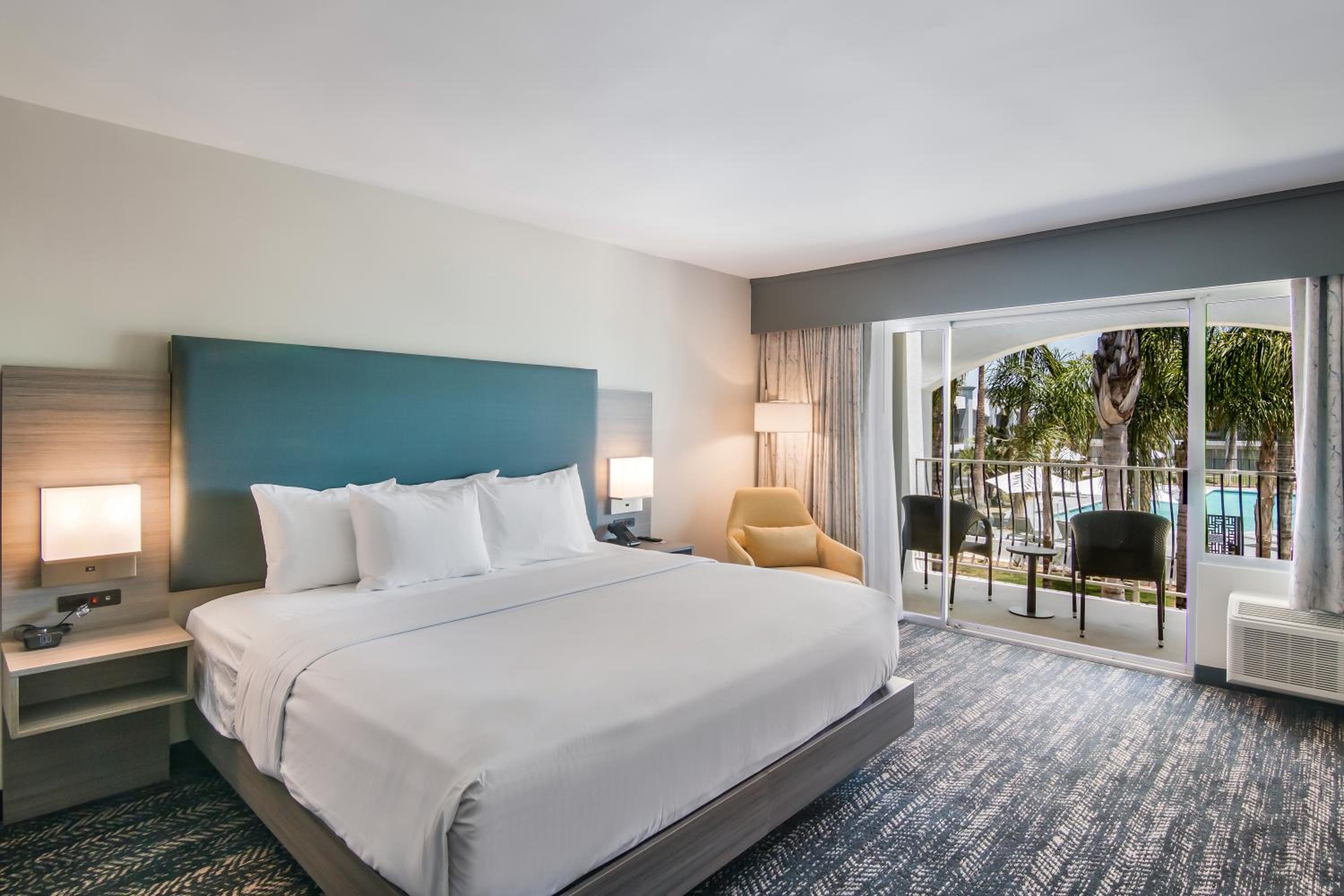 Standard King Room With Pool View - Non-Smoking - Photo 6
