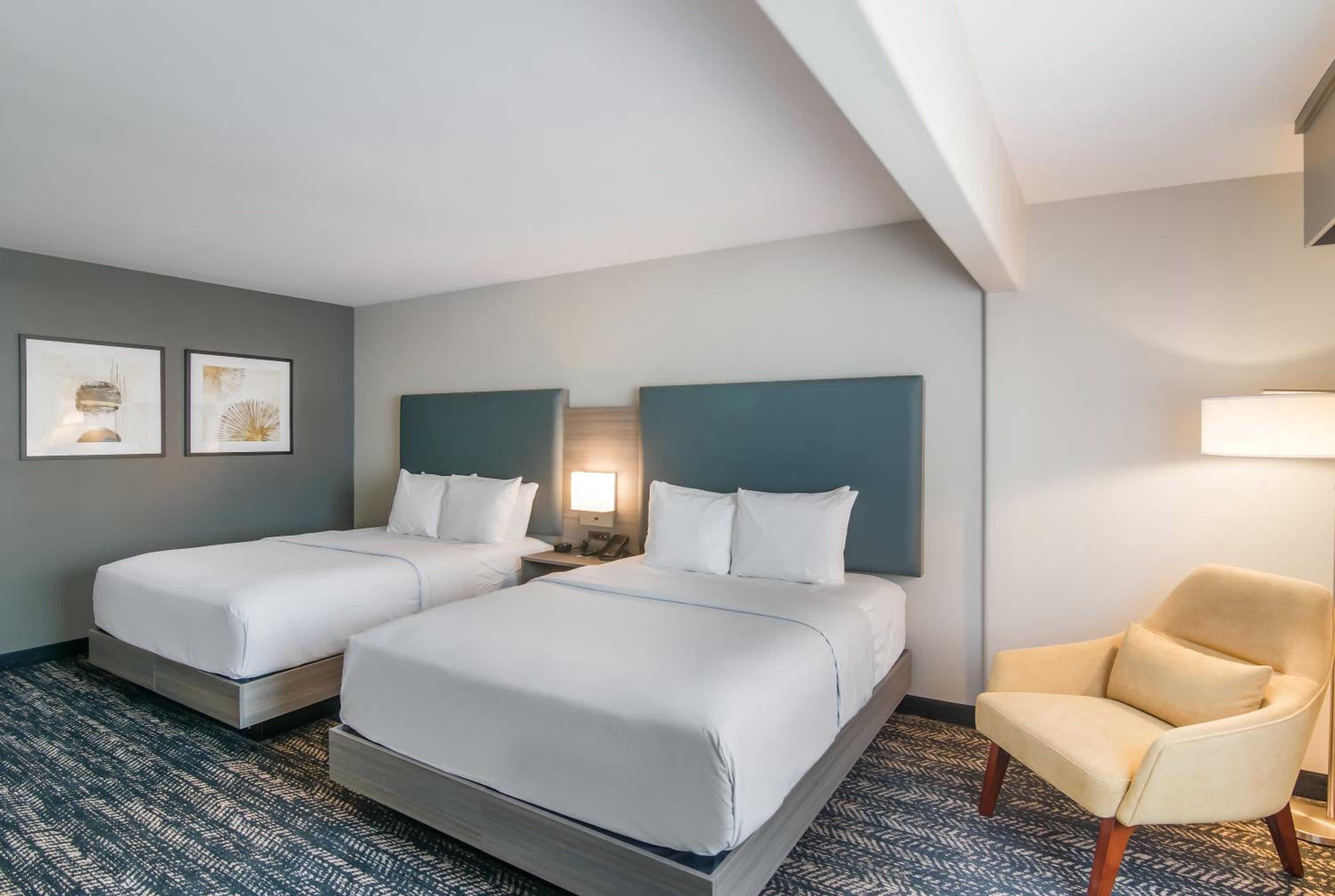 Standard Queen Room With Two Queen Beds - Non-Smoking - Photo 6
