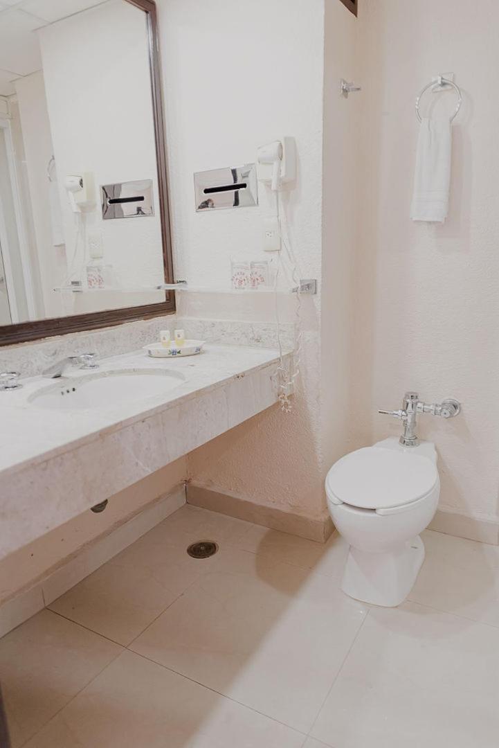 Standard Twin Room - Photo 4