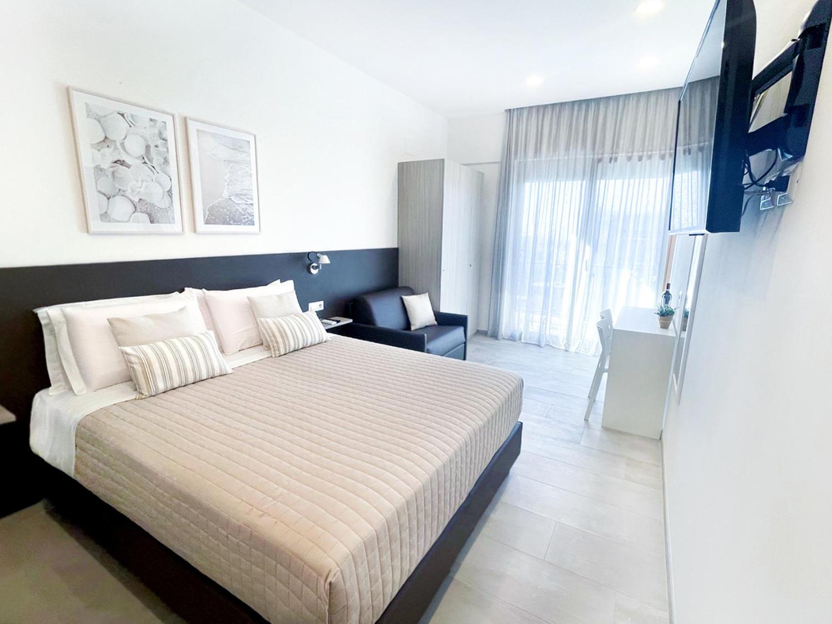 Deluxe Double Room with Balcony and Sea View