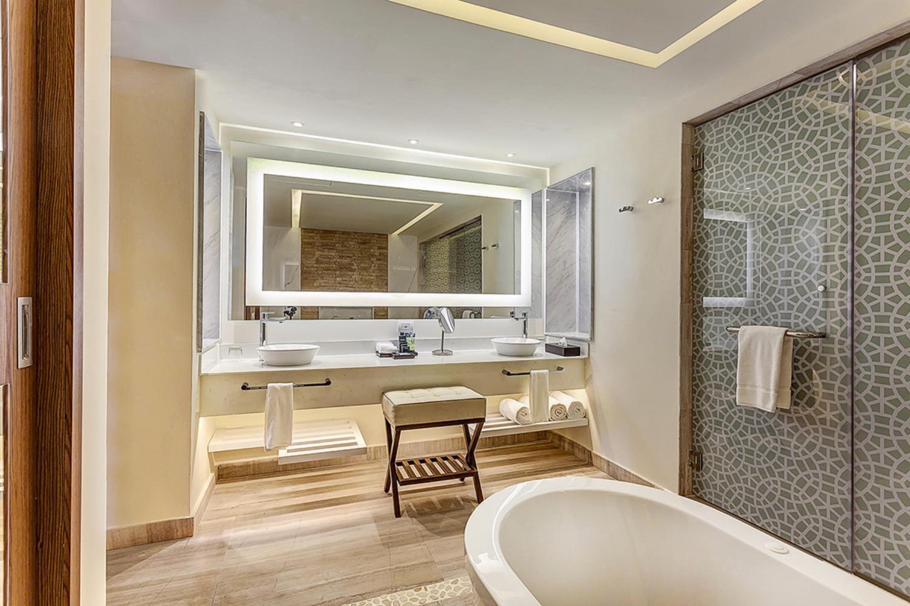 Luxury Chairman Two Bedroom Suite Ocean Front Diamond Club thumbnail 6
