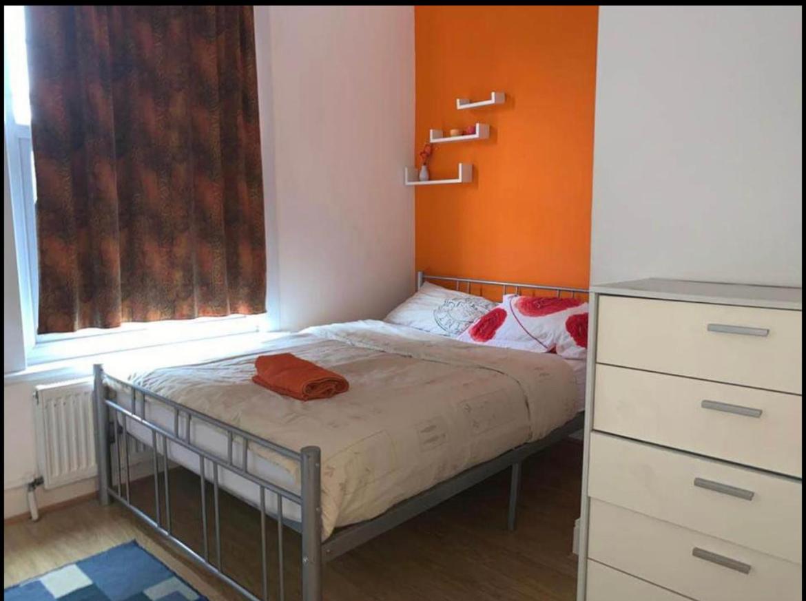 Single Room with Shared Bathroom photo 2