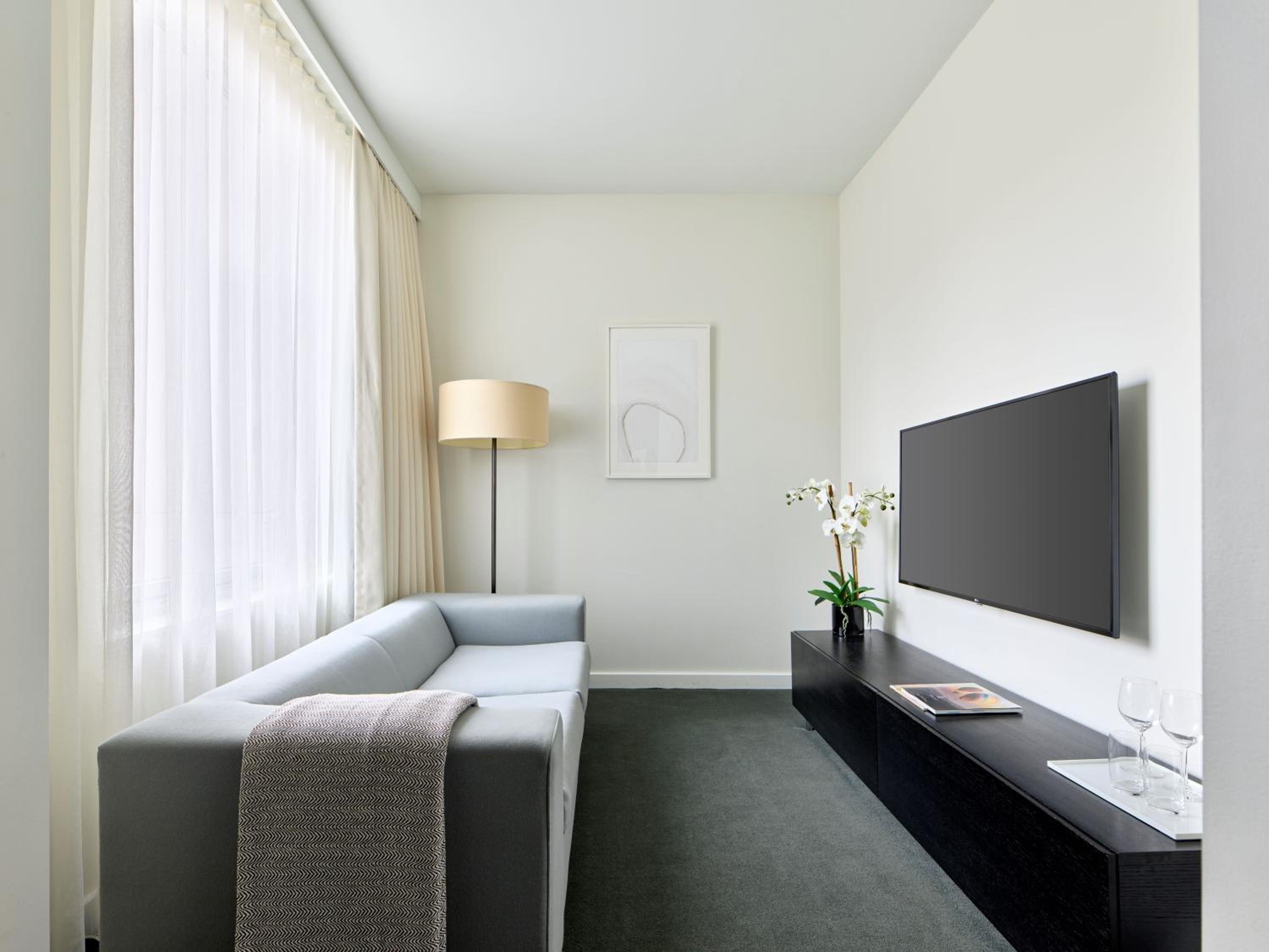 Junior King Suite with Sofa Bed thumbnail 6