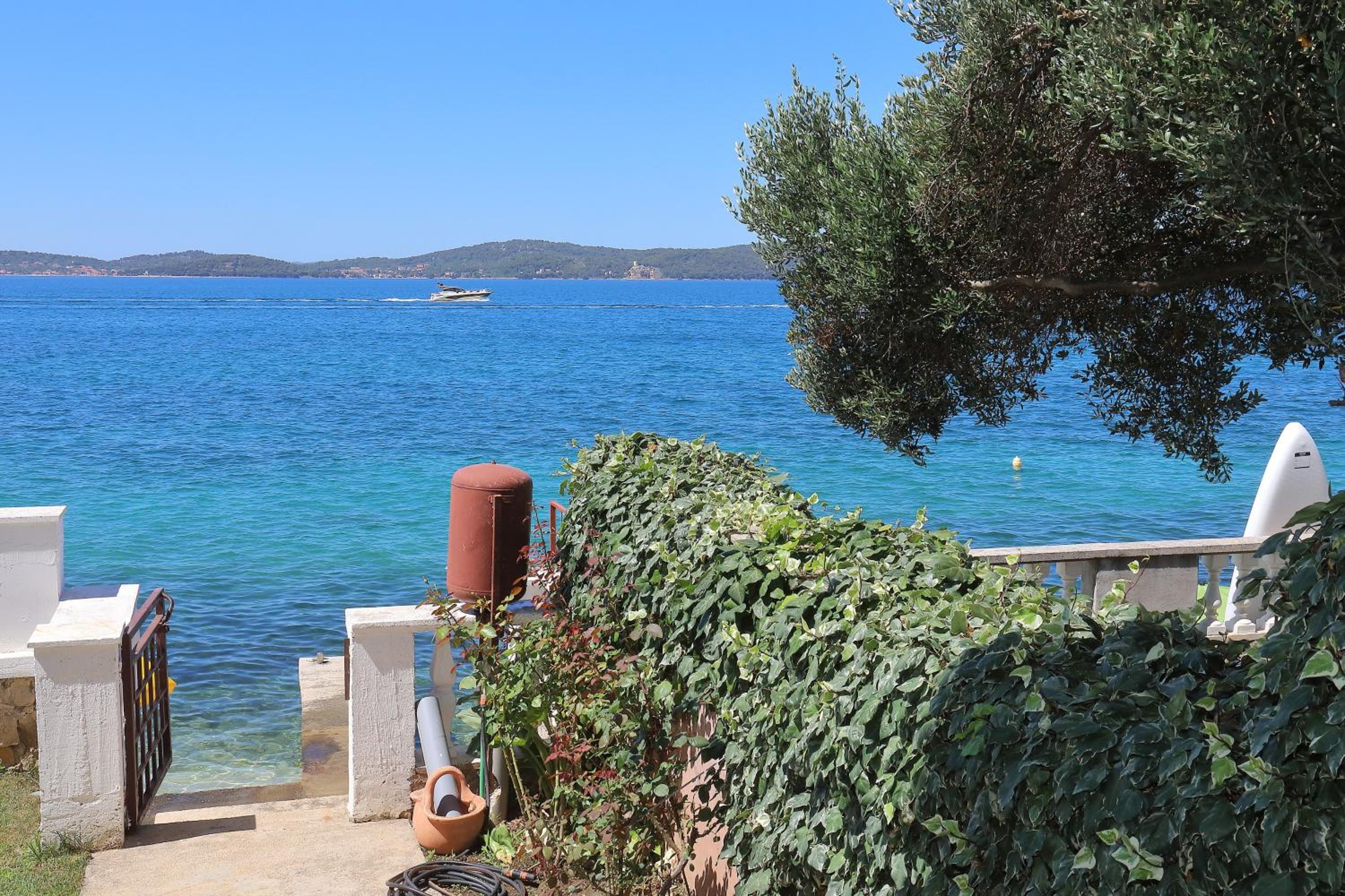 Apartment with a private garden and a sea view photo 3