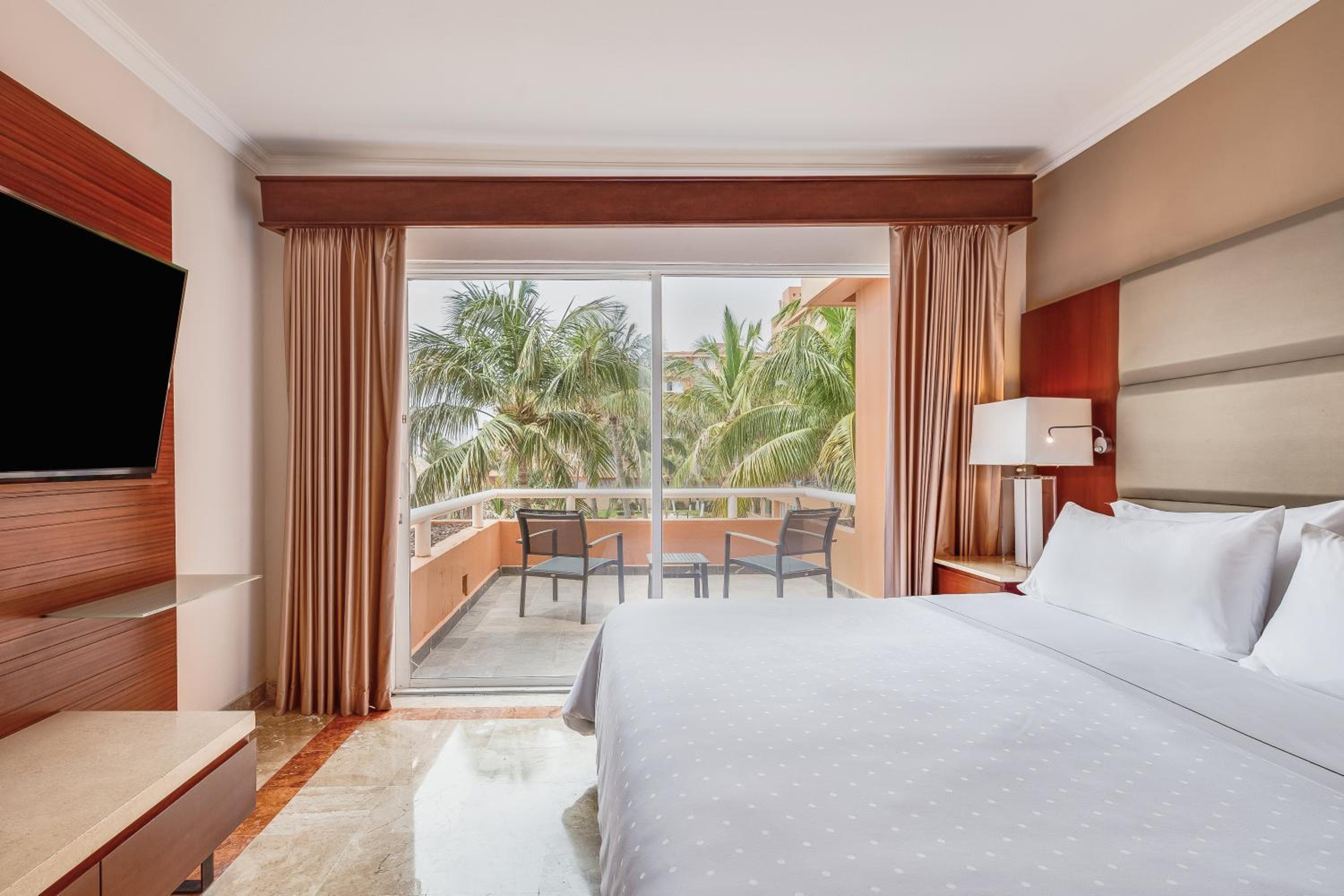 Deluxe King Room - Photo 1